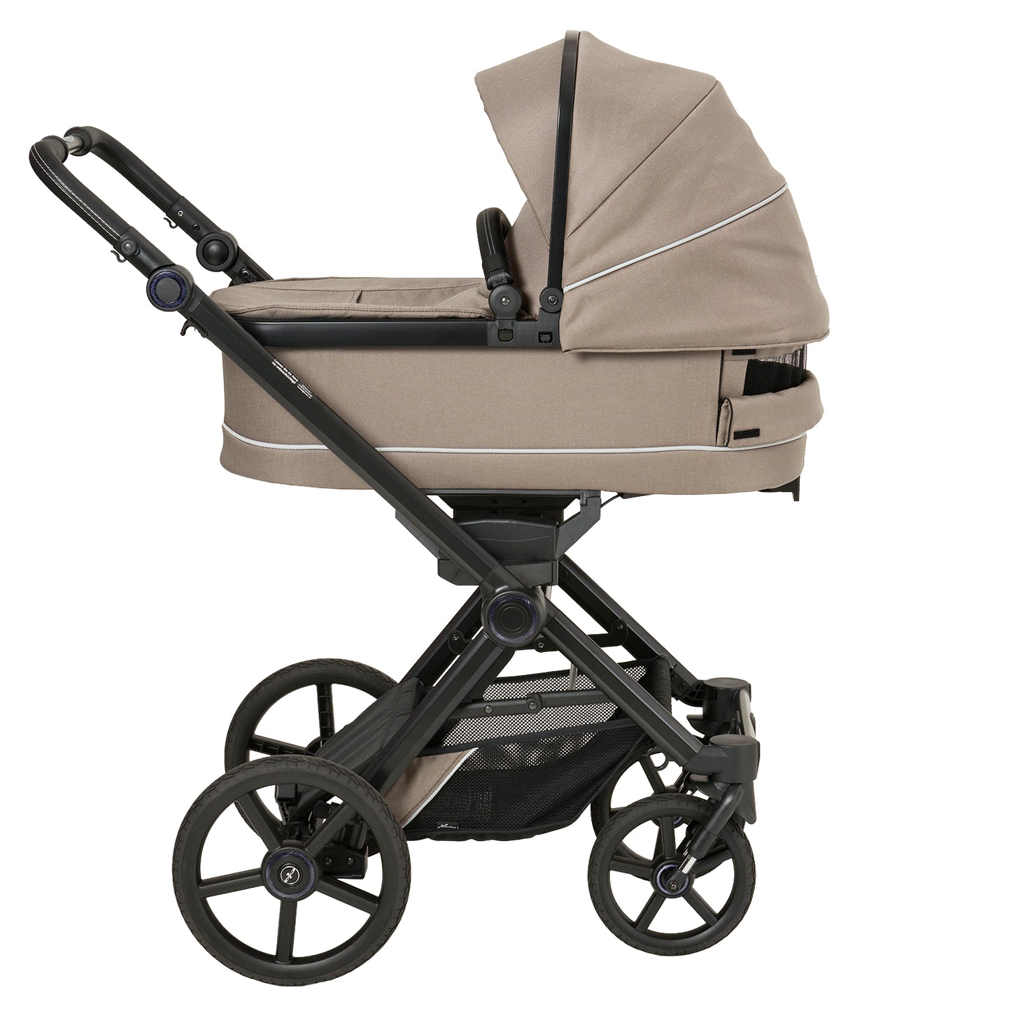 Kinderwagen in 604 / Sand mit Falttasche.
Falttasche mit Klimazone.
Verdeck halb ausgeklappt.
Gestell in schwarz.
Seitenansicht.