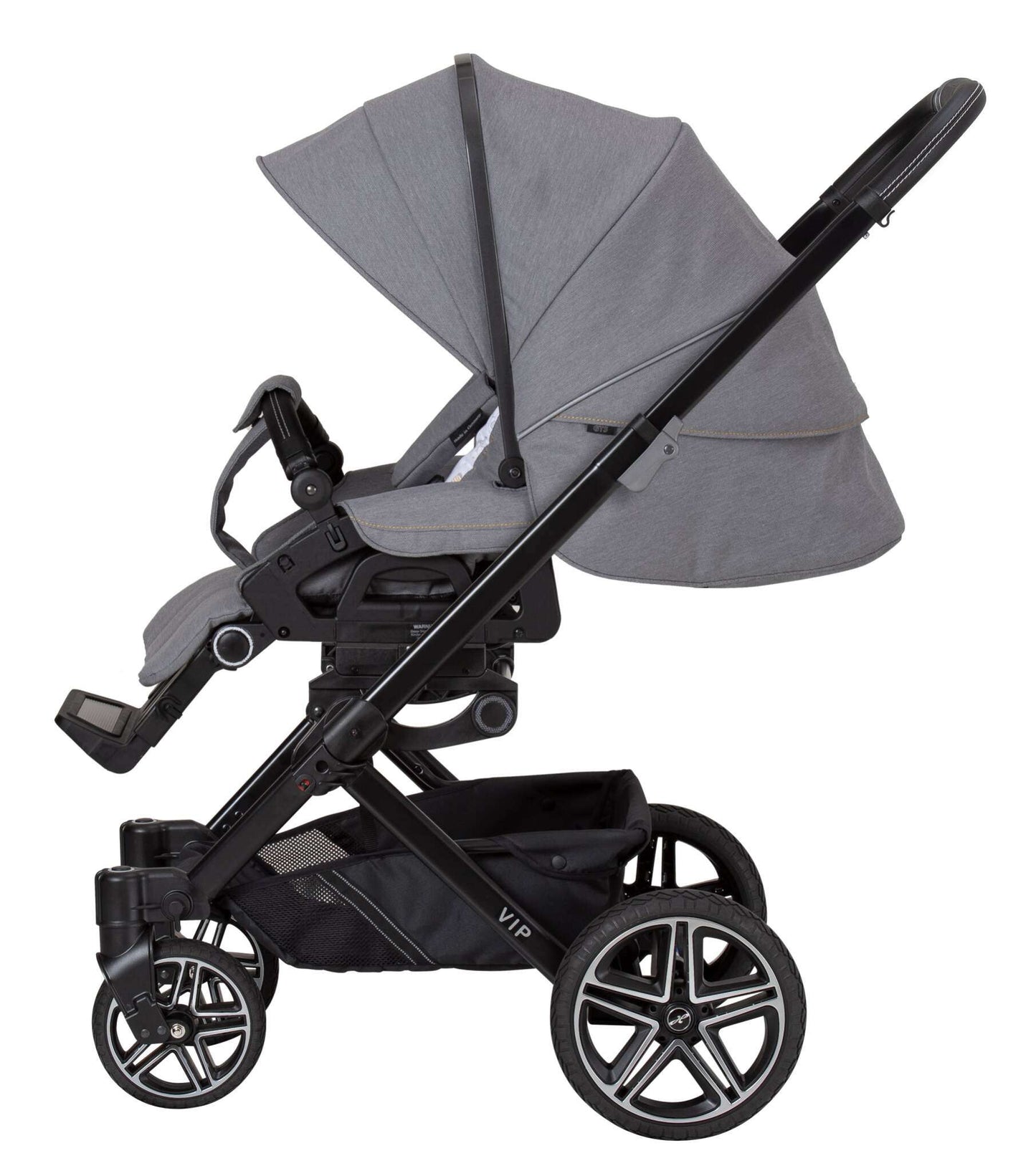 Kinderwagen mit Sportsitz und ausgeklappter Sonnenblende