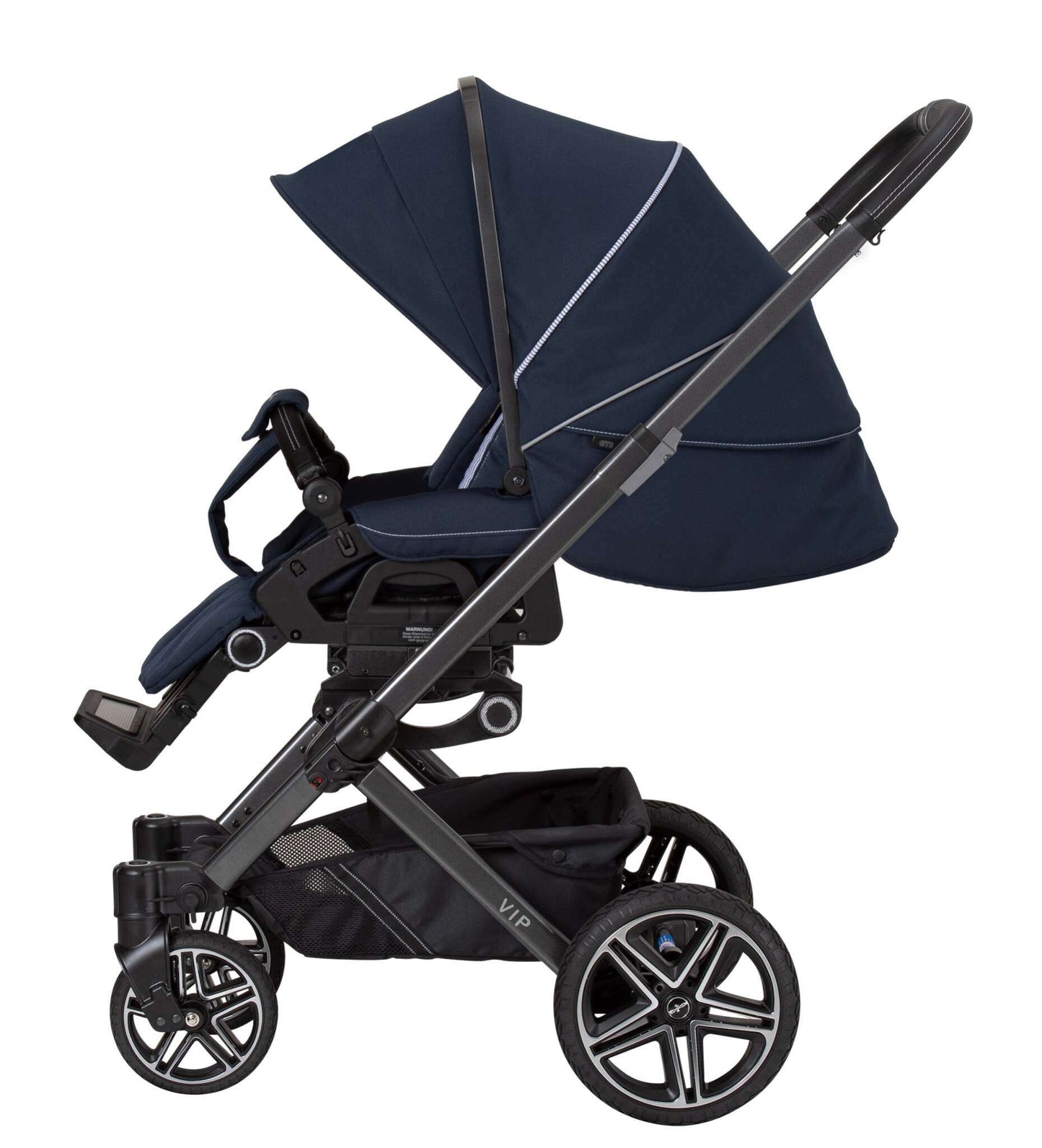 Kinderwagen mit Sportsitz und ausgeklappter Sonnenblende