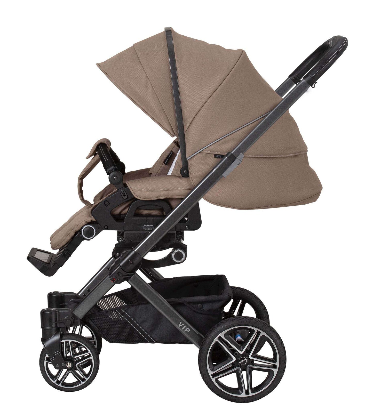 Kinderwagen mit Sportsitz und ausgeklappter Sonnenblende