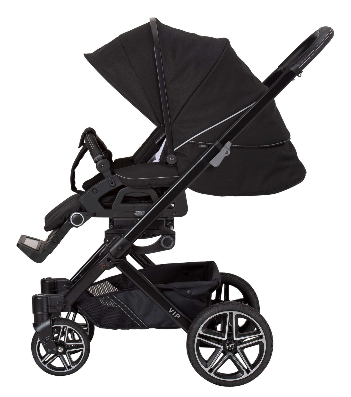 Kinderwagen mit Sportsitz und ausgeklappter Sonnenblende