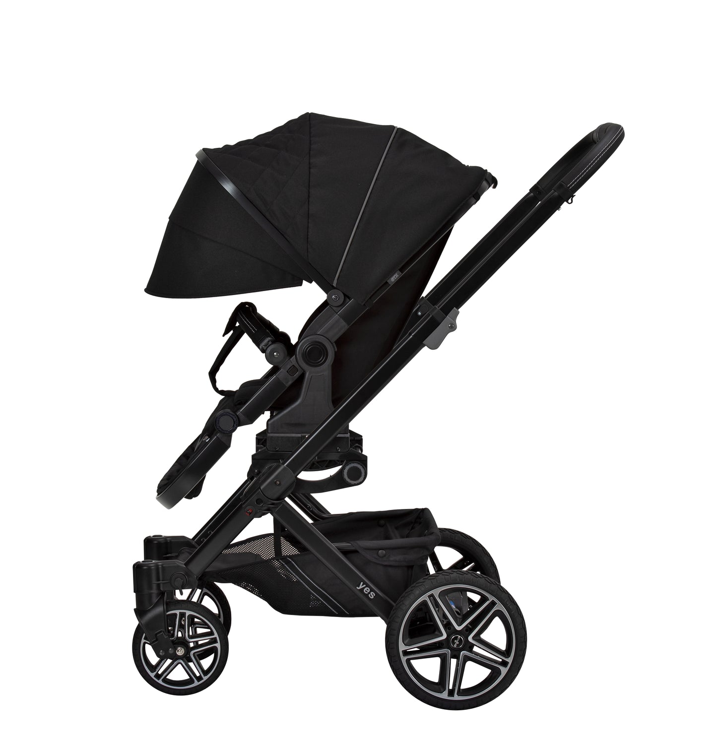 Kinderwagen mit ergonomischer Sitzeinheit und ausgeklappter Sonnenblende