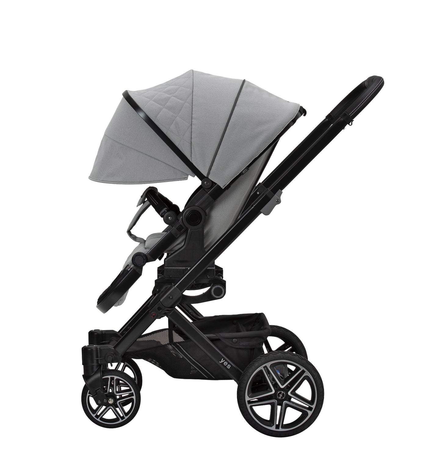 Kinderwagen mit ergonomischer Sitzeinheit und ausgeklappter Sonnenblende