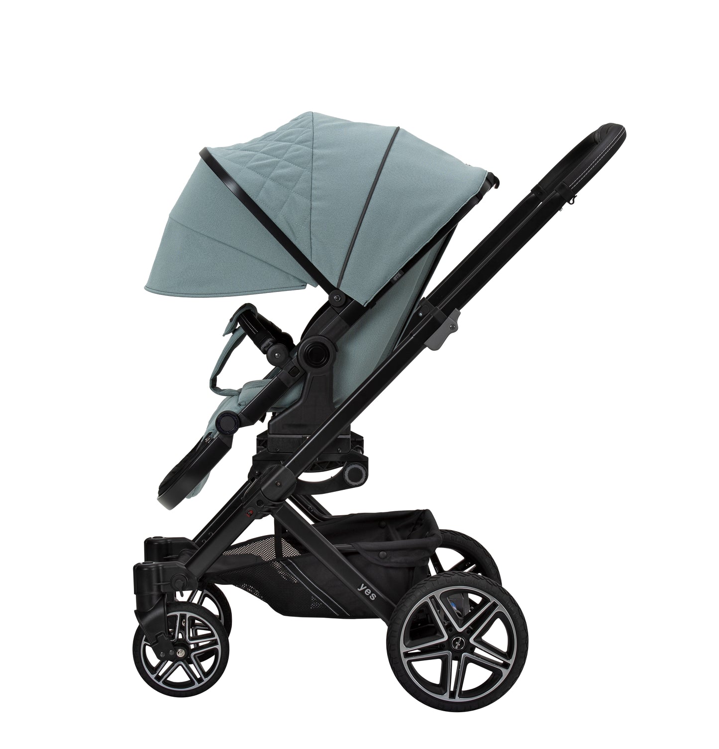 Kinderwagen mit ergonomischer Sitzeinheit und ausgeklappter Sonnenblende