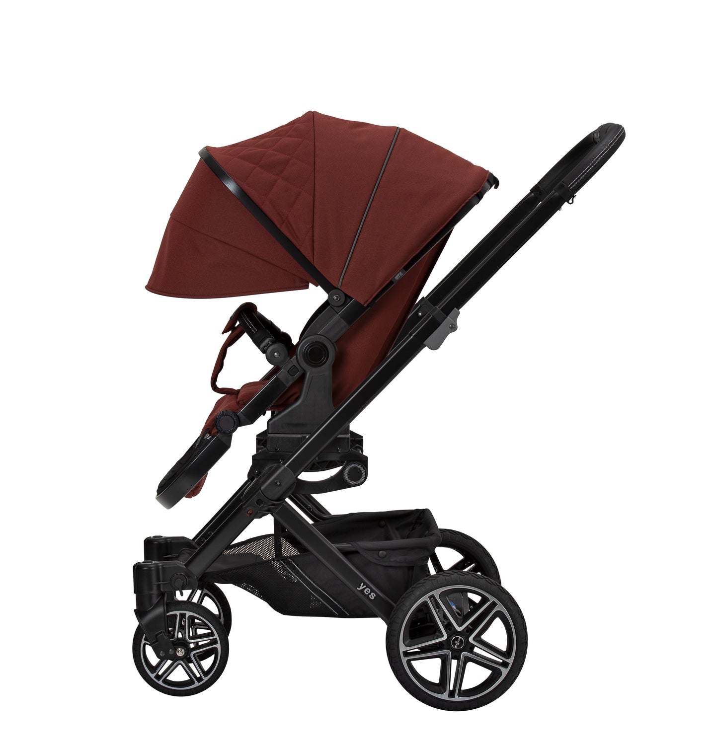 Kinderwagen mit ergonomischer Sitzeinheit und ausgeklappter Sonnenblende