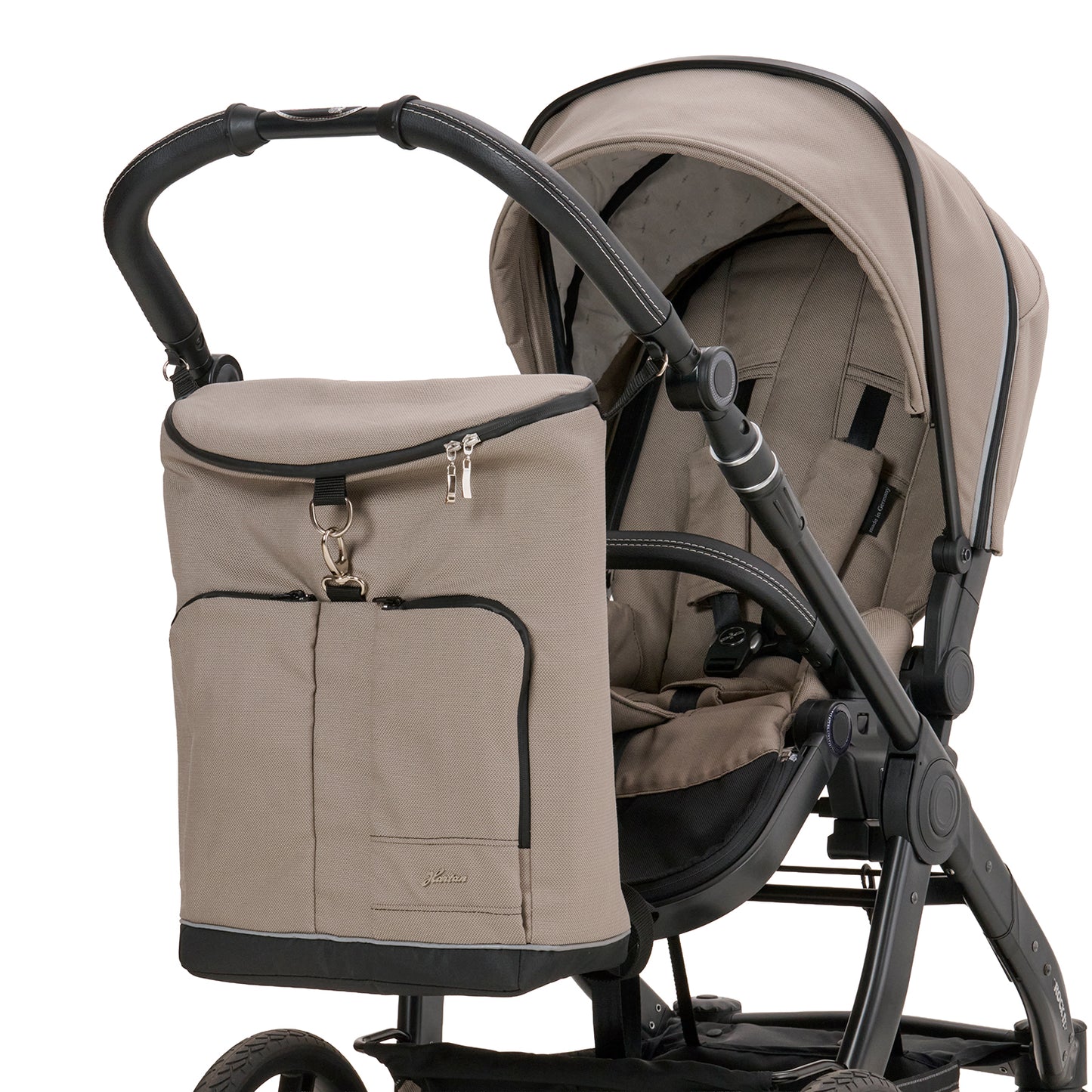 Wickelrucksack Space Bag 604 / Sand mit mehreren Fächern und gepolsterte Schultergurte.
Ansicht von vorne am Sportwagen mit Befestigung .