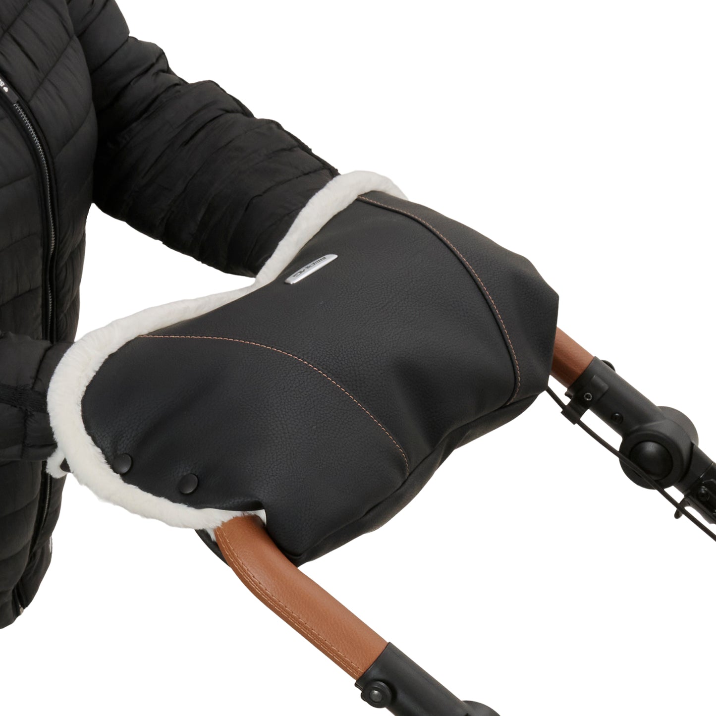 Handwärmer 622 / Sienabraun für Kinderwagengriff , warmes Fleece-Innenfutter.
Befestigt am Kinderwagengriff.
Darstellung Nutzung.
Schräge Vorderansicht.