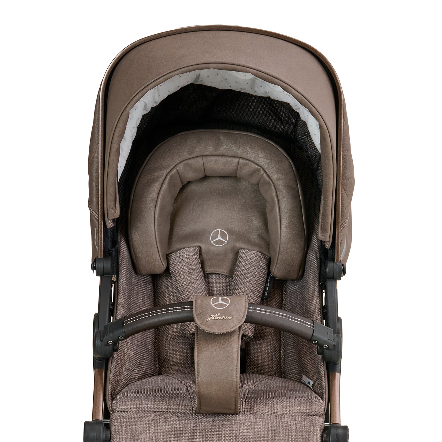 Mercedes Benz Kopfstütze 616 / Tartufo im Sportwagen.
Ansicht von vorne.