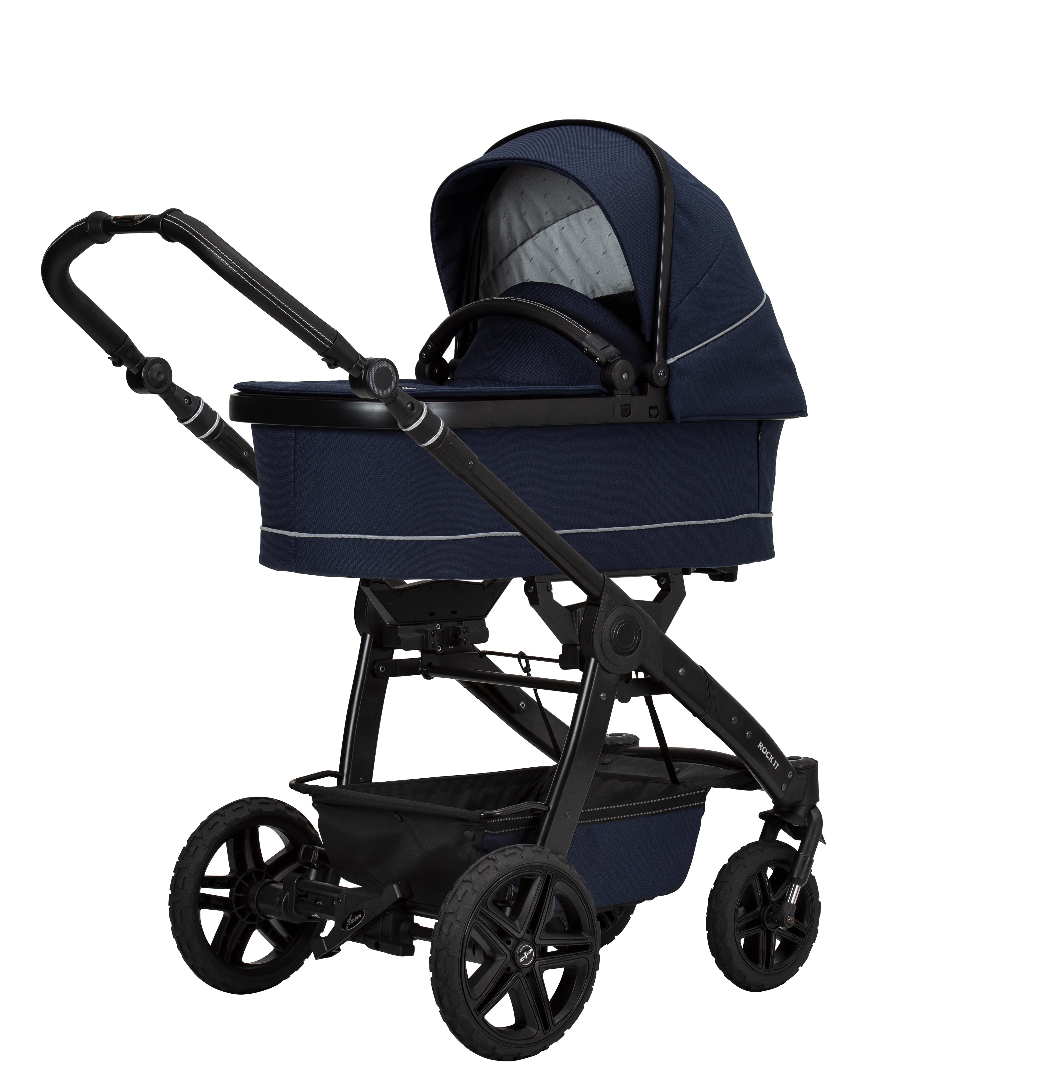 Rock IT GTR  853 / Saphir mit Falttasche
Verdeck halb ausgeklappt
Schutzbügel und Handgriff Schwarz
Gestell Schwarz
Schräge Vorderansicht.