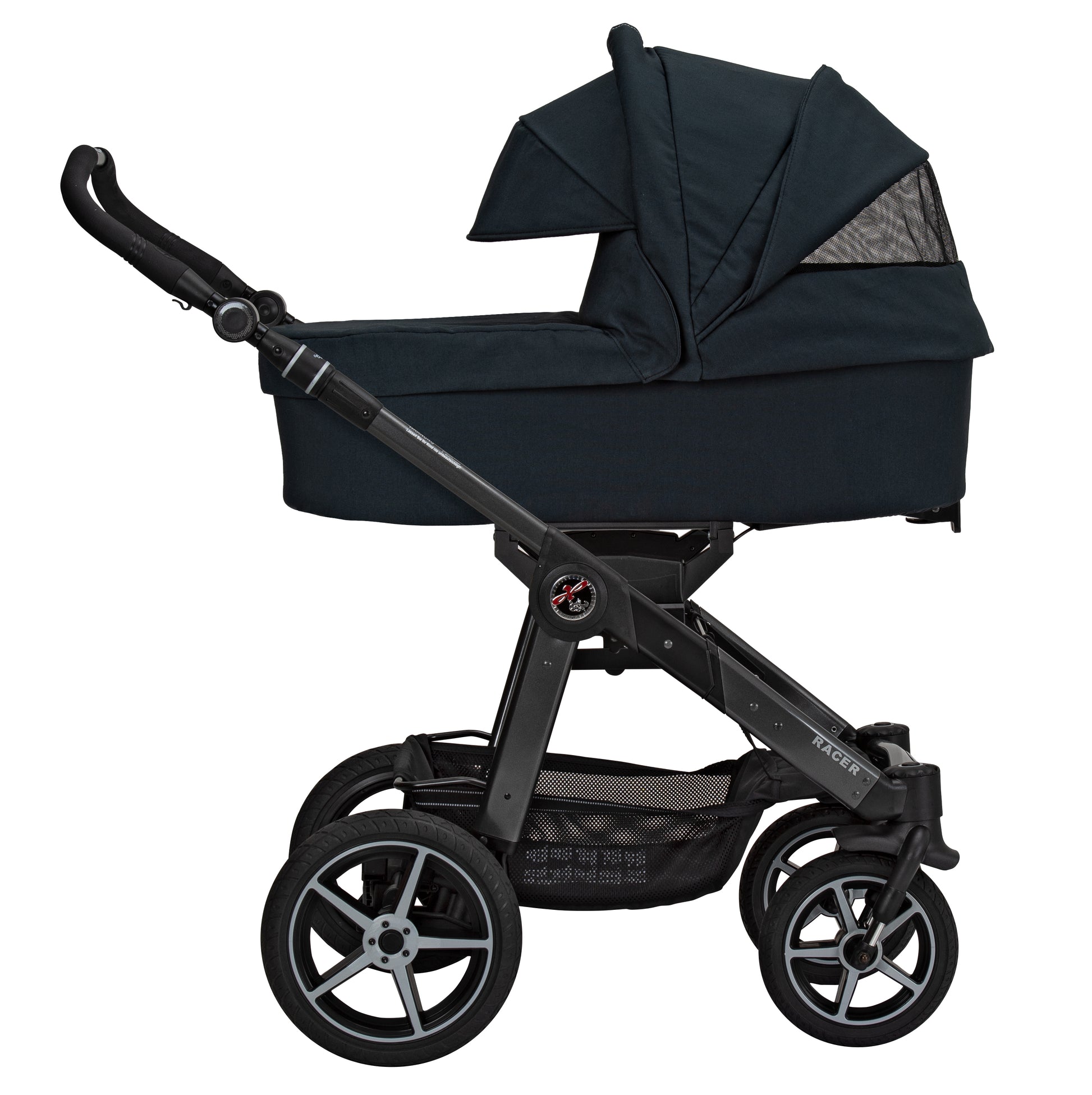 Kinderwagen mit Wanne und ausgeklappter Sonnenblende