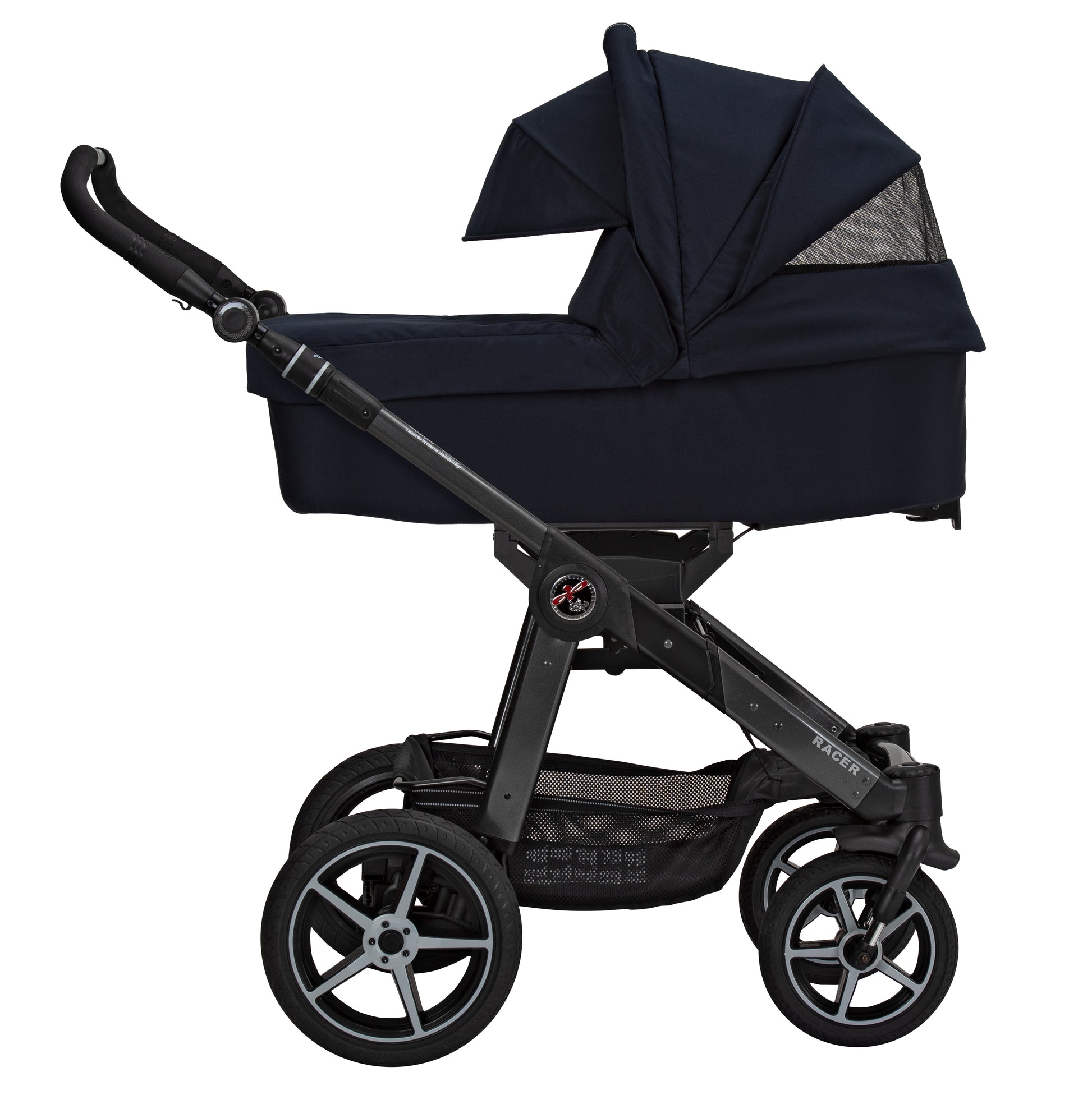 Kinderwagen mit Wanne und ausgeklappter Sonnenblende