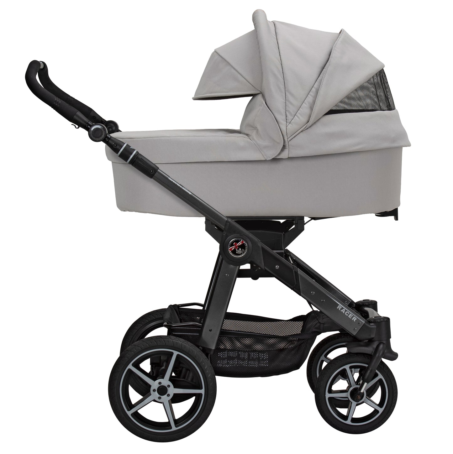 Kinderwagen mit Wanne und ausgeklappter Sonnenblende