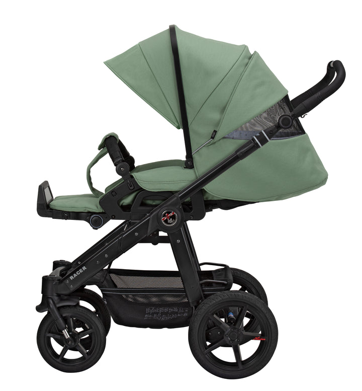 Kinderwagen mit Sportsitz und ausgeklappter Sonnenblende