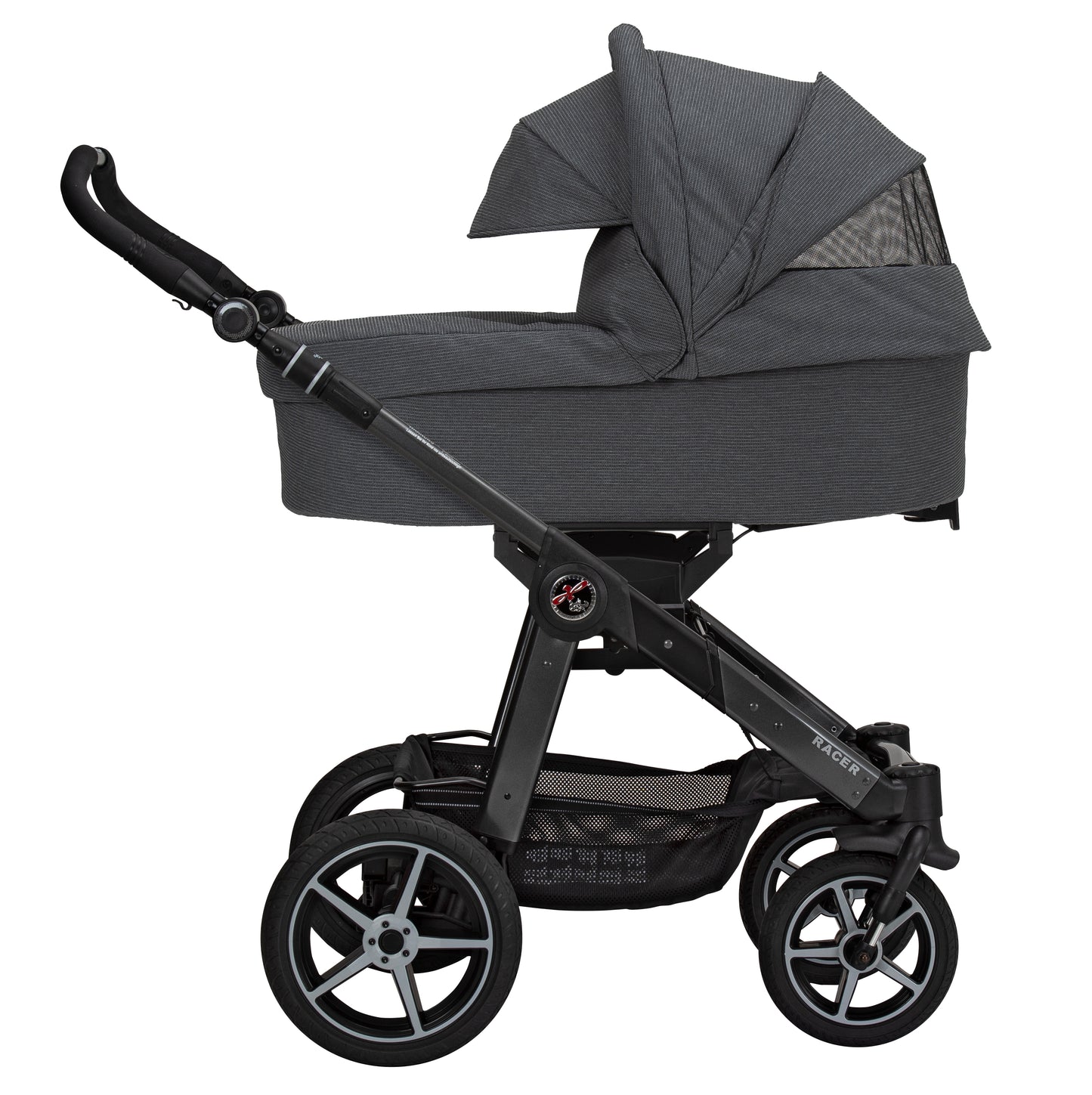 Kinderwagen mit Wanne und ausgeklappter Sonnenblende