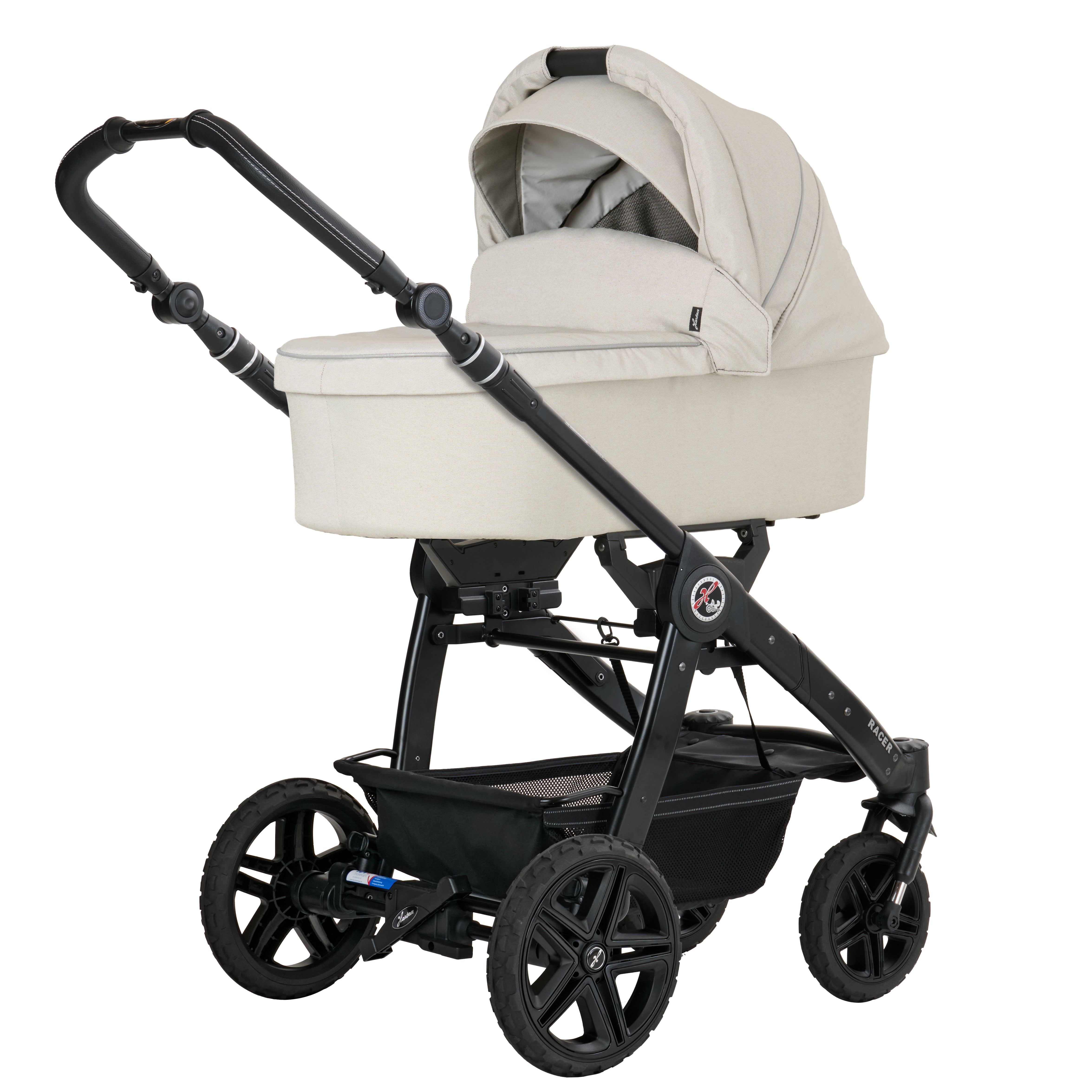 Racer GTS  623 /  Creme Beige mit Falttasche.
Gestell und Handgriff Schwarz.
Verdeck halb ausgeklappt.
Schräge Vorderansicht.