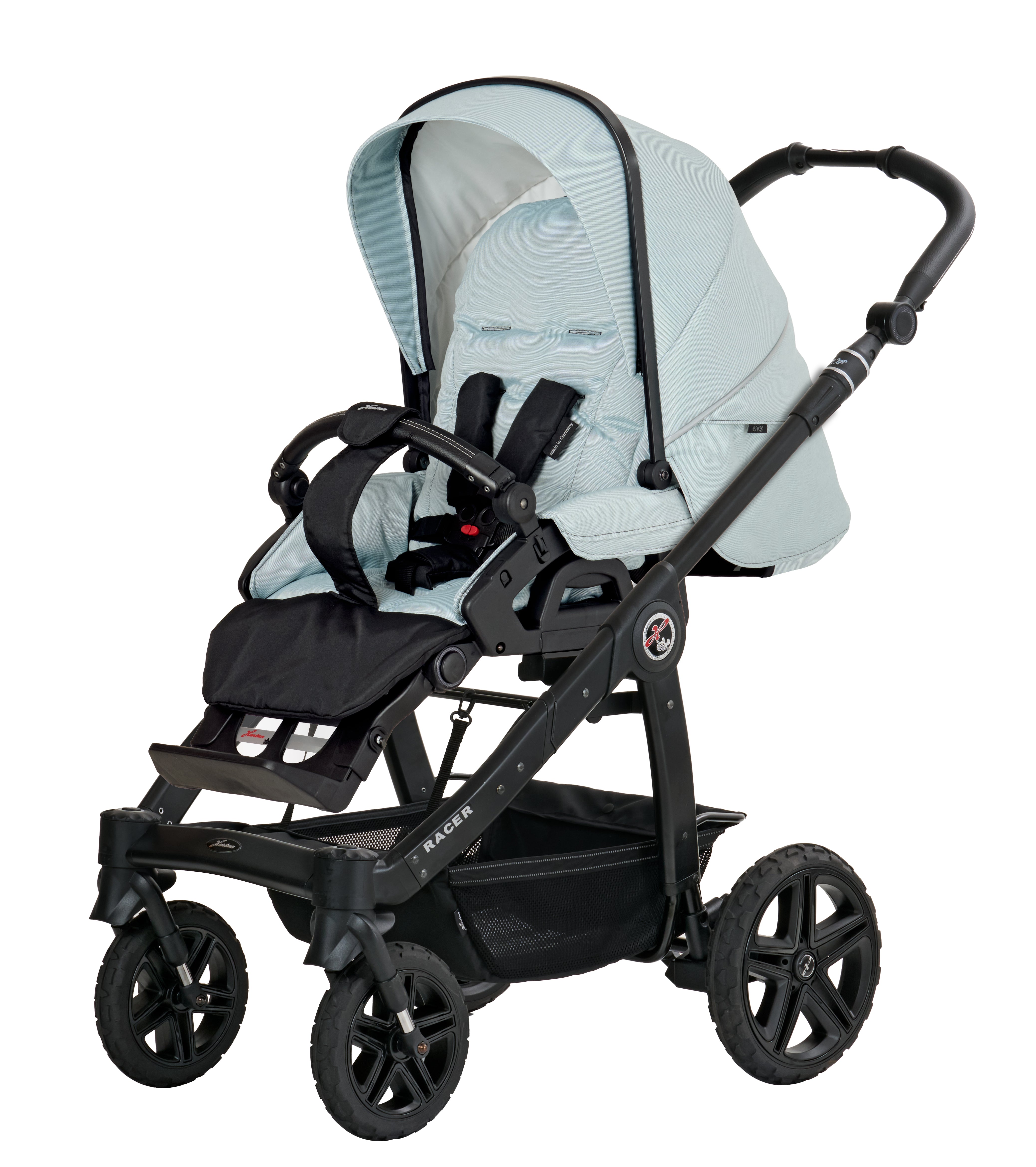 Racer GTS Sportwagen 624 / Milky Sky mit verstellbarem Sportsitz und großem Sonnenverdeck..
Verdeck halb ausgeklappt.
Schwarzer Schutzbügel und Handgriff.
Gestell Schwarz.
Schräge Vorderansicht