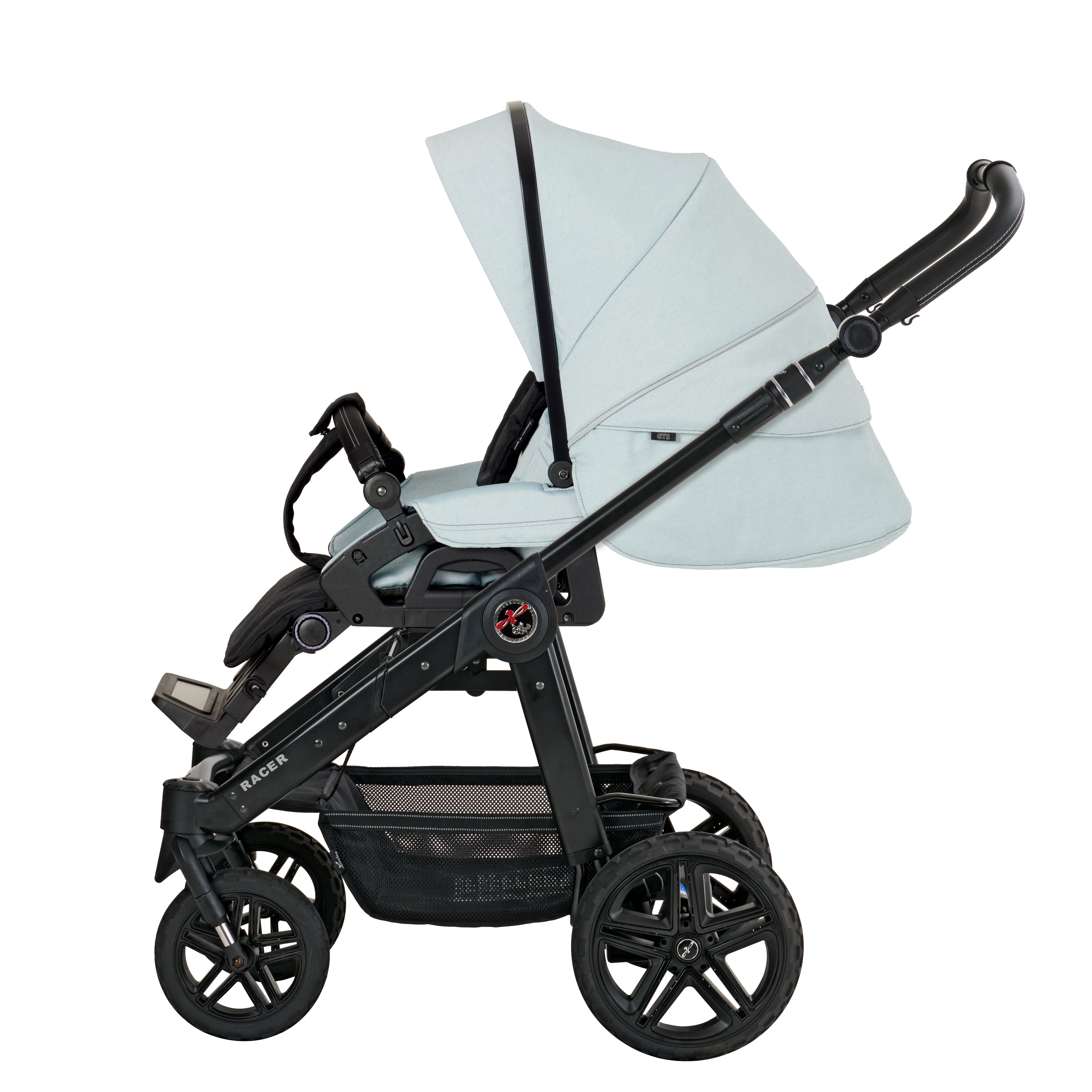 Racer GTS Sportwagen 624 / Milky Sky mit verstellbarem Sportsitz und großem Sonnenverdeck..
Verdeck halb ausgeklappt.
Schwarzer Schutzbügel und Handgriff.
Gestell Schwarz.
Seitenansicht