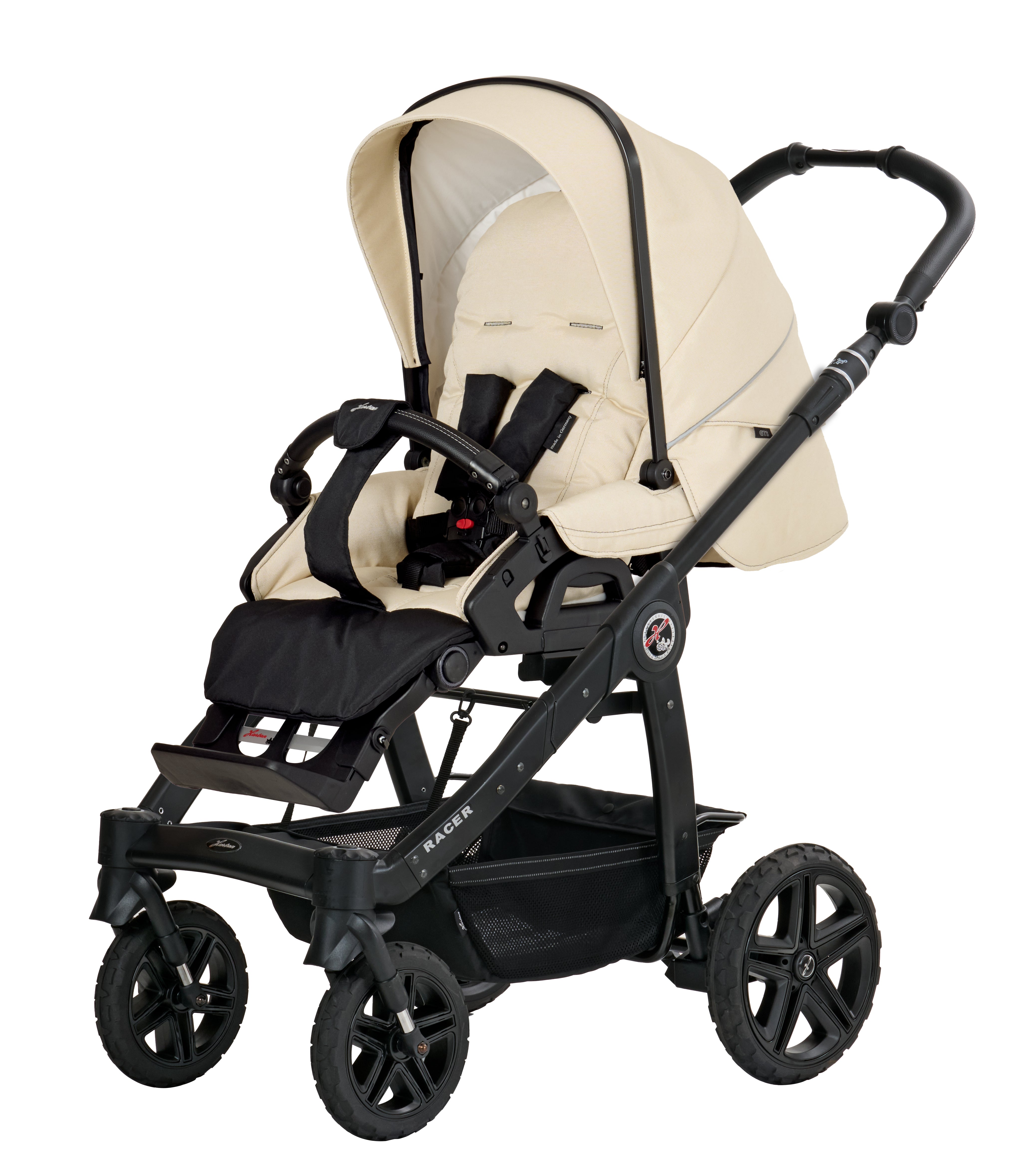 Racer GTS Sportwagen 625 / Butter Yellow mit verstellbarem Sportsitz und großem Sonnenverdeck.
Verdeck halb ausgeklappt.
Schutzbügel und Handgriff in schwarz.
Schwarzes Gestell.
Schräge Vorderansicht
