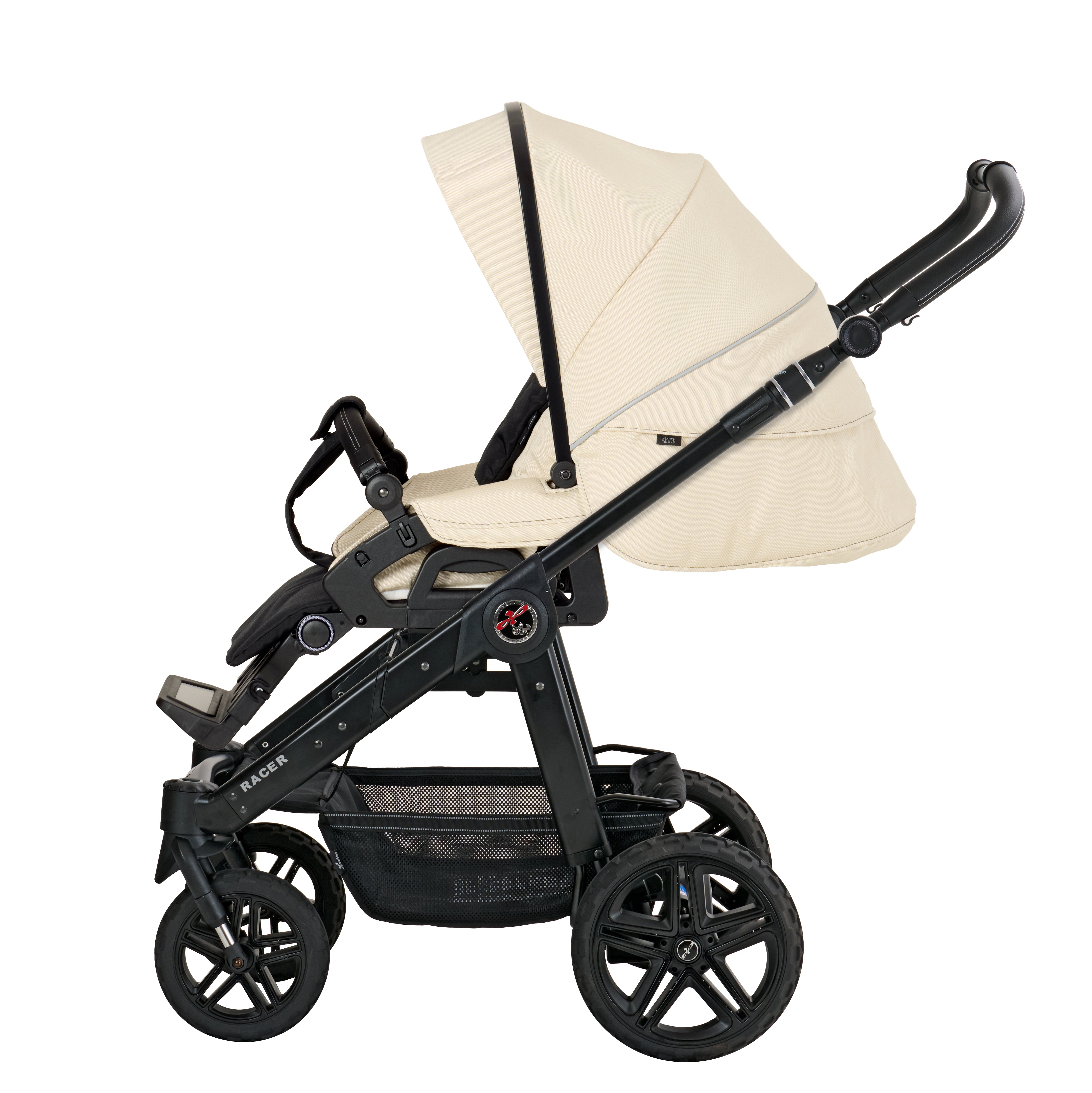 Racer GTS Sportwagen 625 / Butter Yellow mit verstellbarem Sportsitz und großem Sonnenverdeck.
Verdeck halb ausgeklappt.
Schutzbügel und Handgriff in schwarz.
Schwarzes Gestell.
Seitenansicht