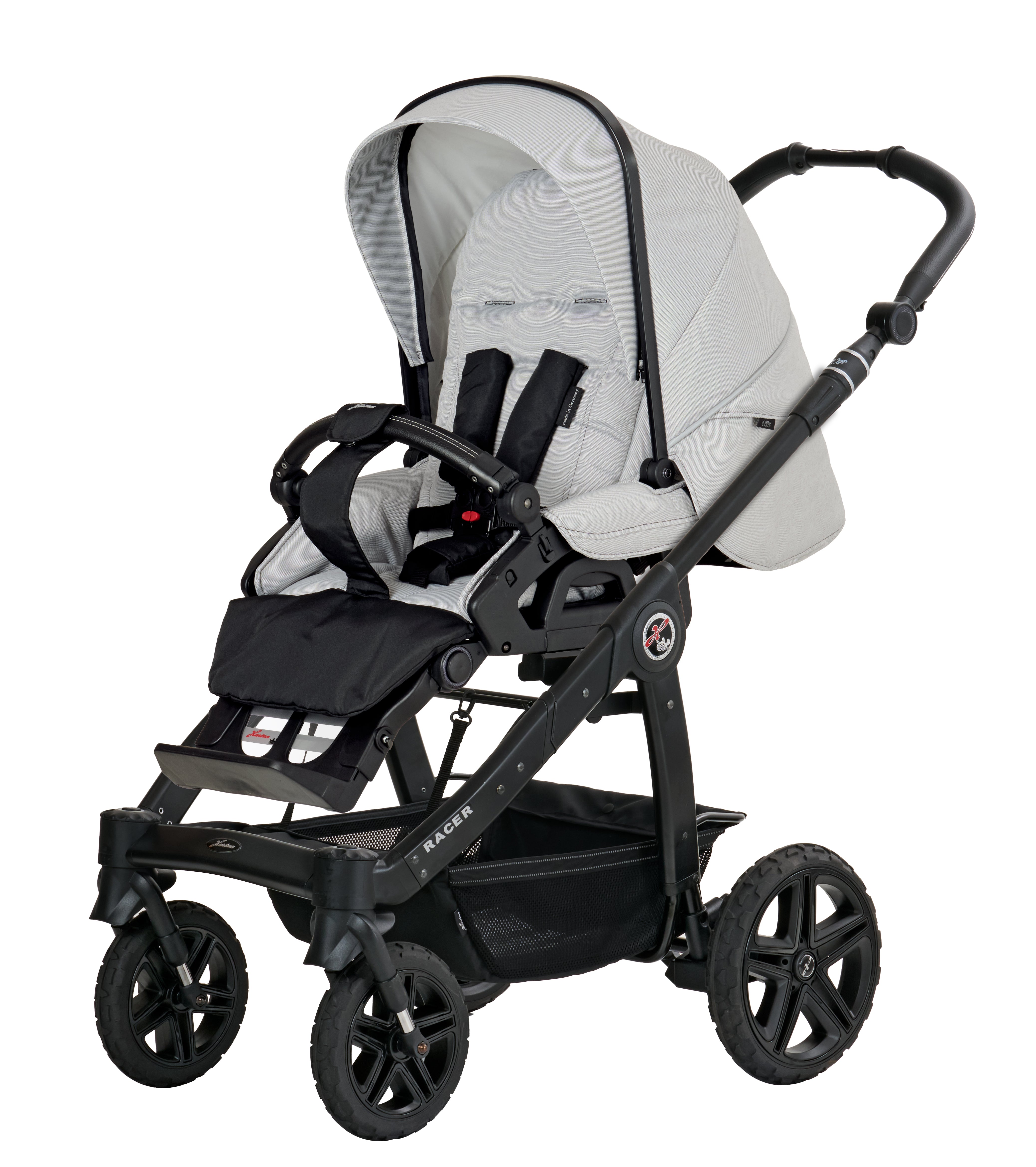 Racer GTS Sportwagen 626 / Soft Cloud mit verstellbarem Sportsitz und großem Sonnenverdeck.
Verdeck halb geöffnet.
Schwarzer Schutzbügel und Handgriff.
Gestell Schwarz.
Schräge Vorderansicht.
