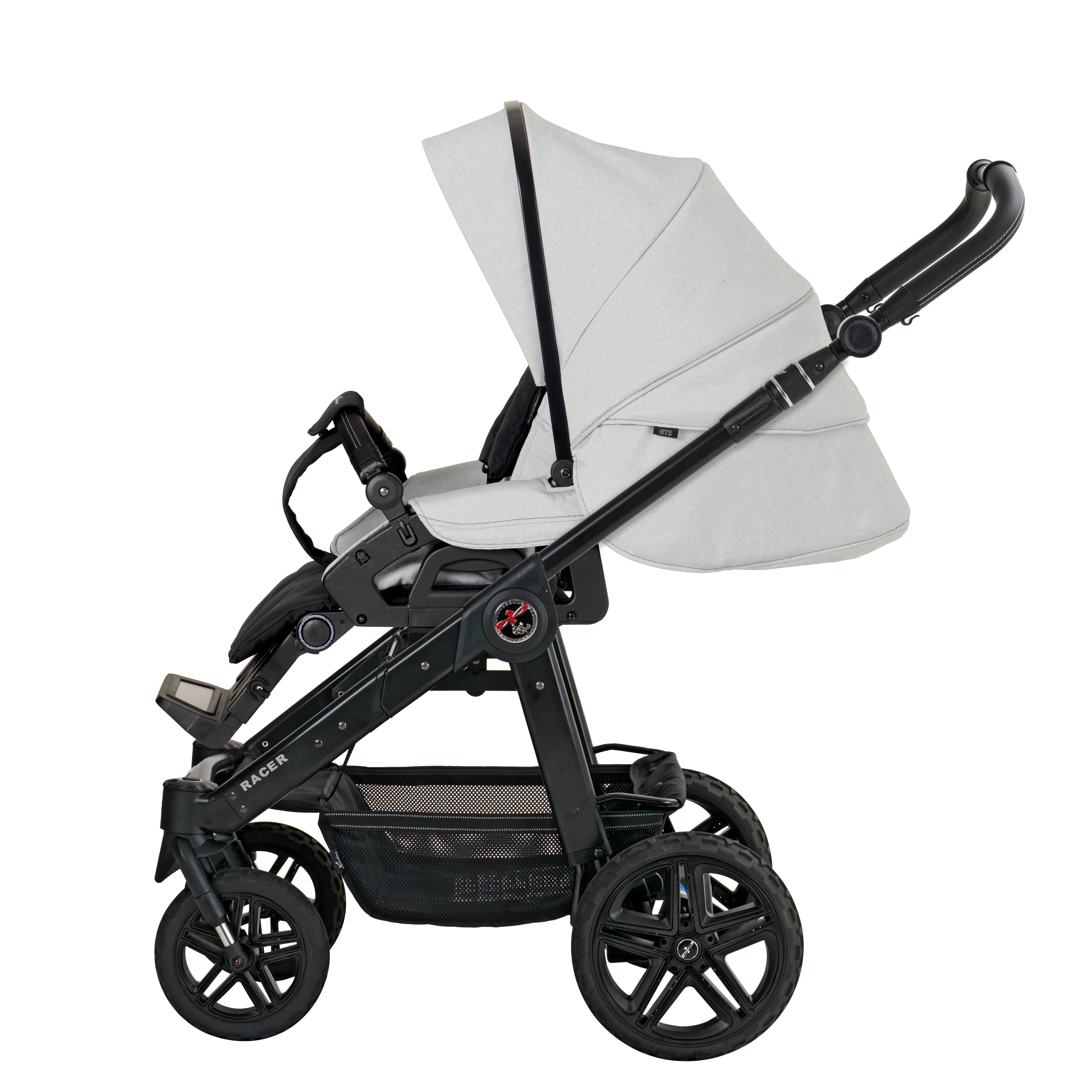 Racer GTS Sportwagen 626 / Soft Cloud mit verstellbarem Sportsitz und großem Sonnenverdeck.
Verdeck halb geöffnet.
Schwarzer Schutzbügel und Handgriff.
Gestell Schwarz.
Seitenansicht.