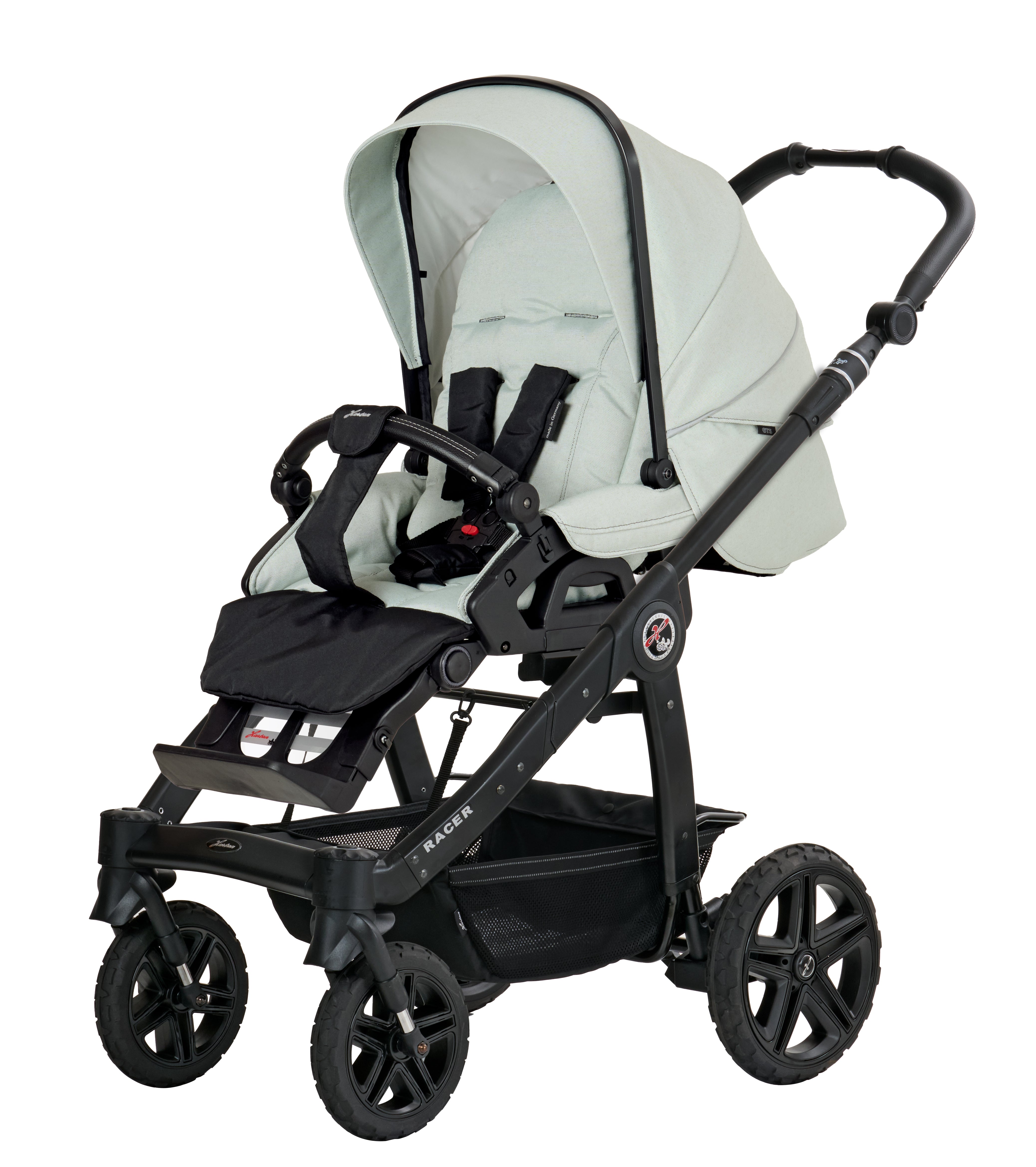 Racer GTS Sportwagen  628 / Sage Breeze mit verstellbarem Sportsitz und großem Sonnenverdeck.
Verdeck halb ausgeklappt.
Schwarzes Gestell mit schwarzem Schutzbügel und Handgriff.
Schräge Vorderansicht.