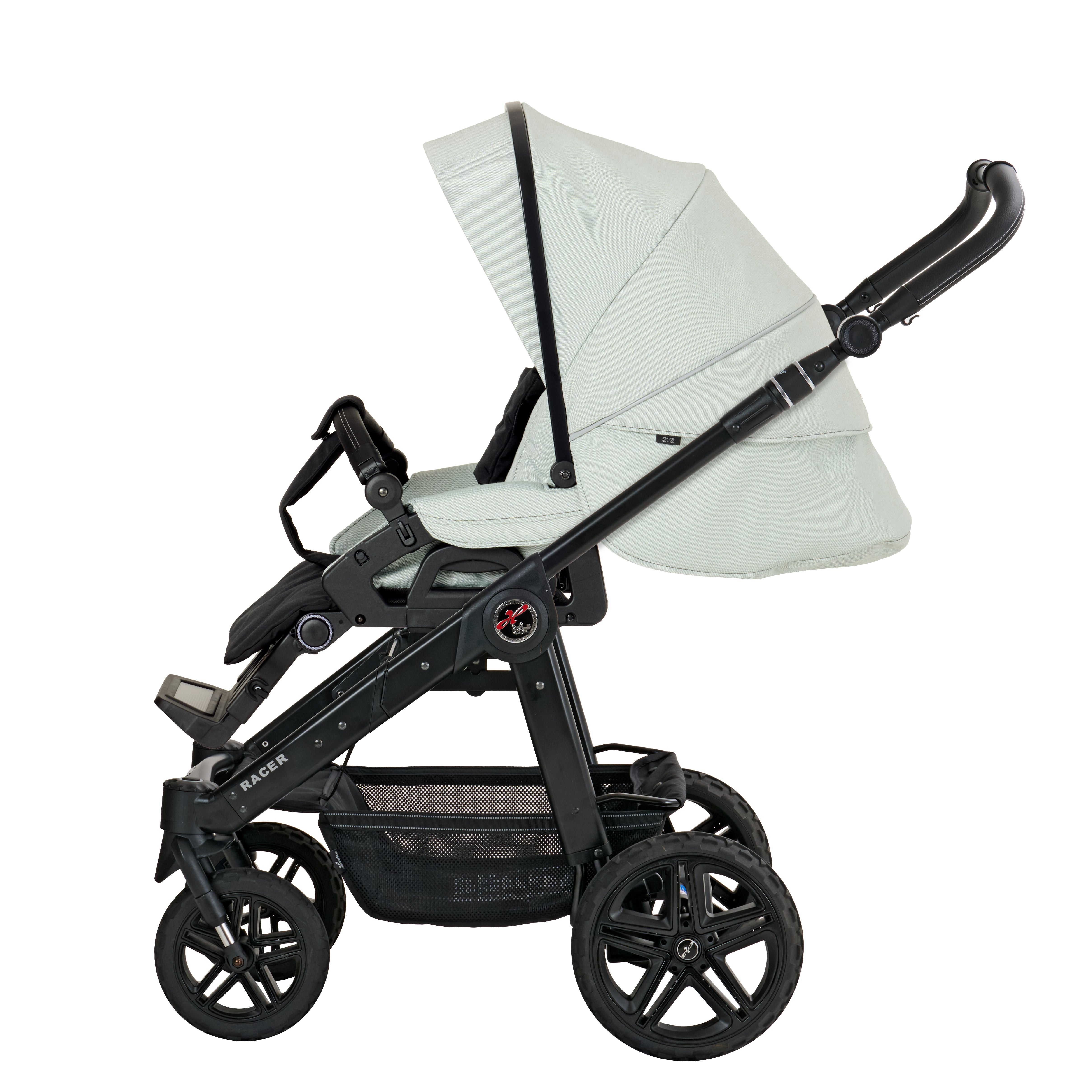 Racer GTS Sportwagen  628 / Sage Breeze mit verstellbarem Sportsitz und großem Sonnenverdeck.
Verdeck halb ausgeklappt.
Schwarzes Gestell mit schwarzem Schutzbügel und Handgriff.
Seitenansicht.