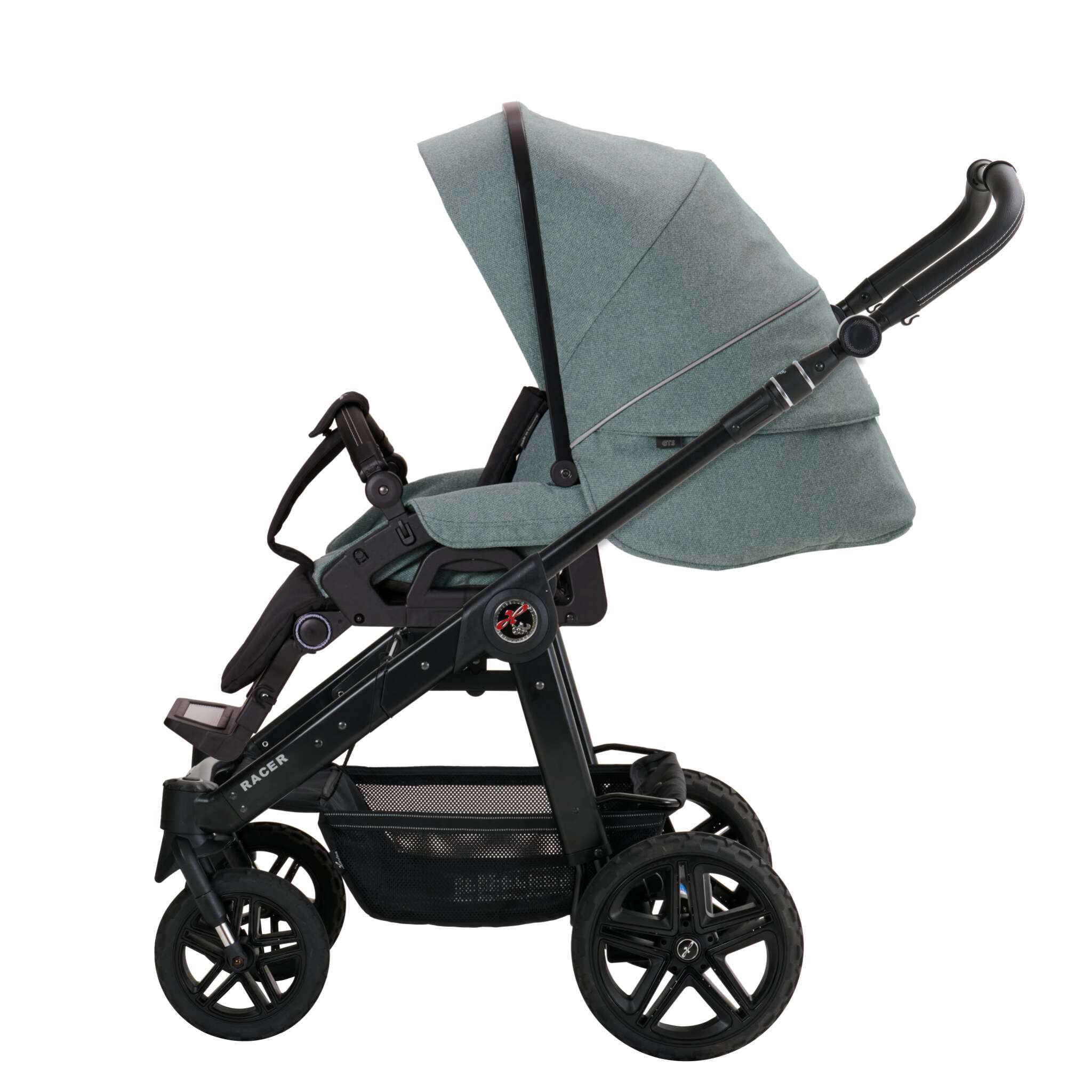 Racer GTS 900 / Bunny Dots
Sportwagen mit schwarzen Schutzbügel und Handgriff
Gestell Platin
Verdeck halb ausgeklappt
Seitenansicht