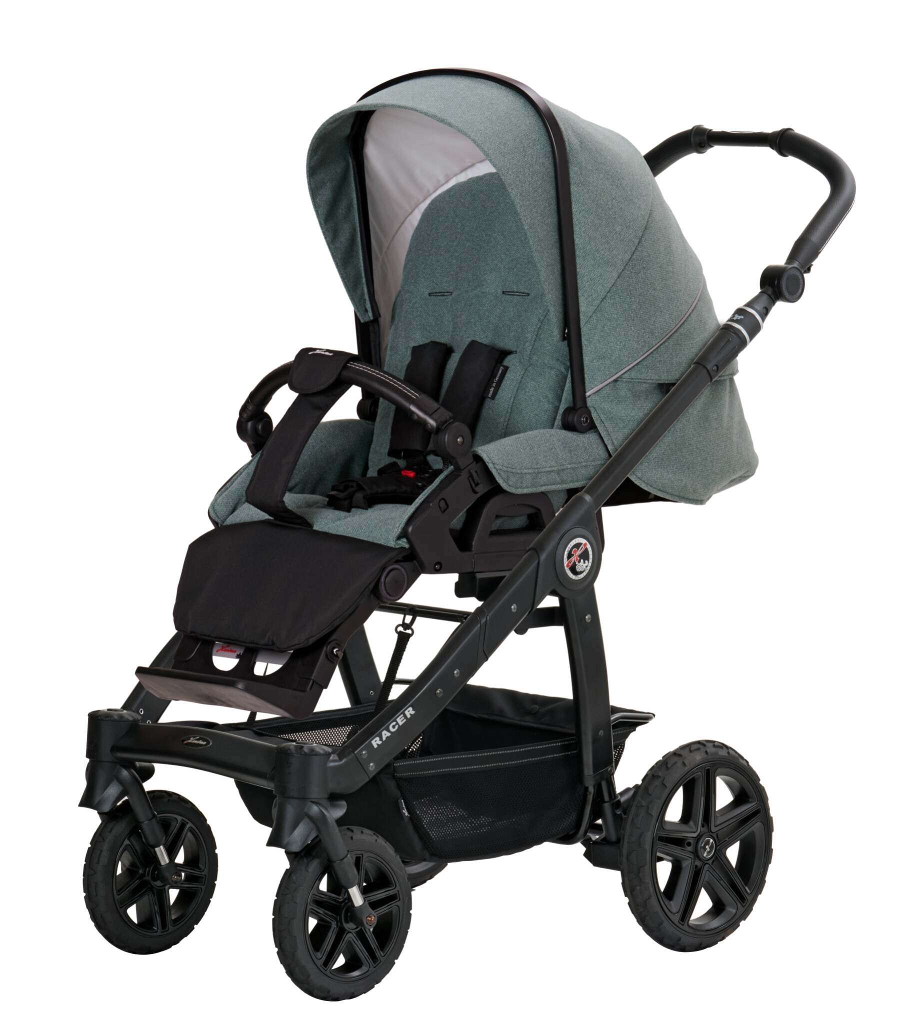 Racer GTS 900 / Bunny Dots
Sportwagen mit schwarzen Schutzbügel und Handgriff
Gestell Platin
Verdeck halb ausgeklappt
Schräge Vorderansicht