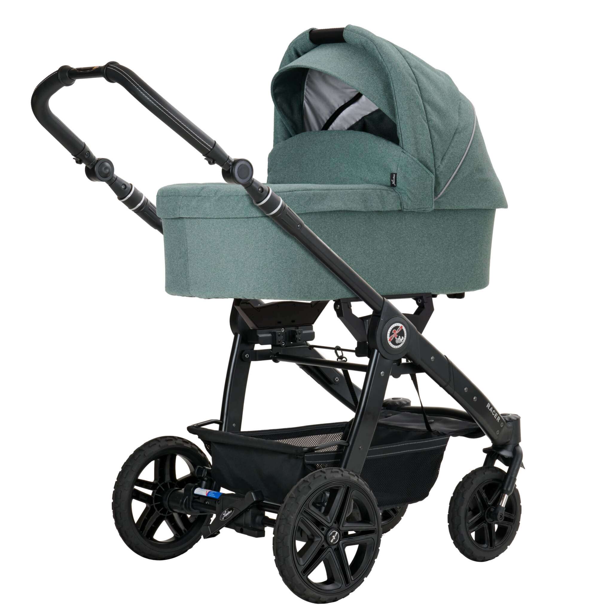 Racer GTS 900 / Bunny Dots
Sportwagen mit Falttasche
Gestell Platin, Handgriff schwarz
Verdeck halb ausgeklappt
Schräge Vorderansicht