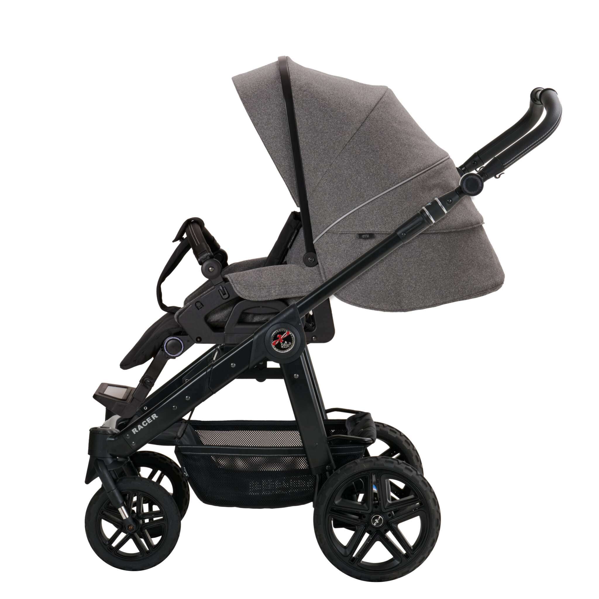 Racer GTS Sportwagen 902 / Stardust
Gestell Platin
Verdeck halb ausgeklappt
Gestell Platin
Schutzbügel und Handgriff schwarz
Seitenansicht