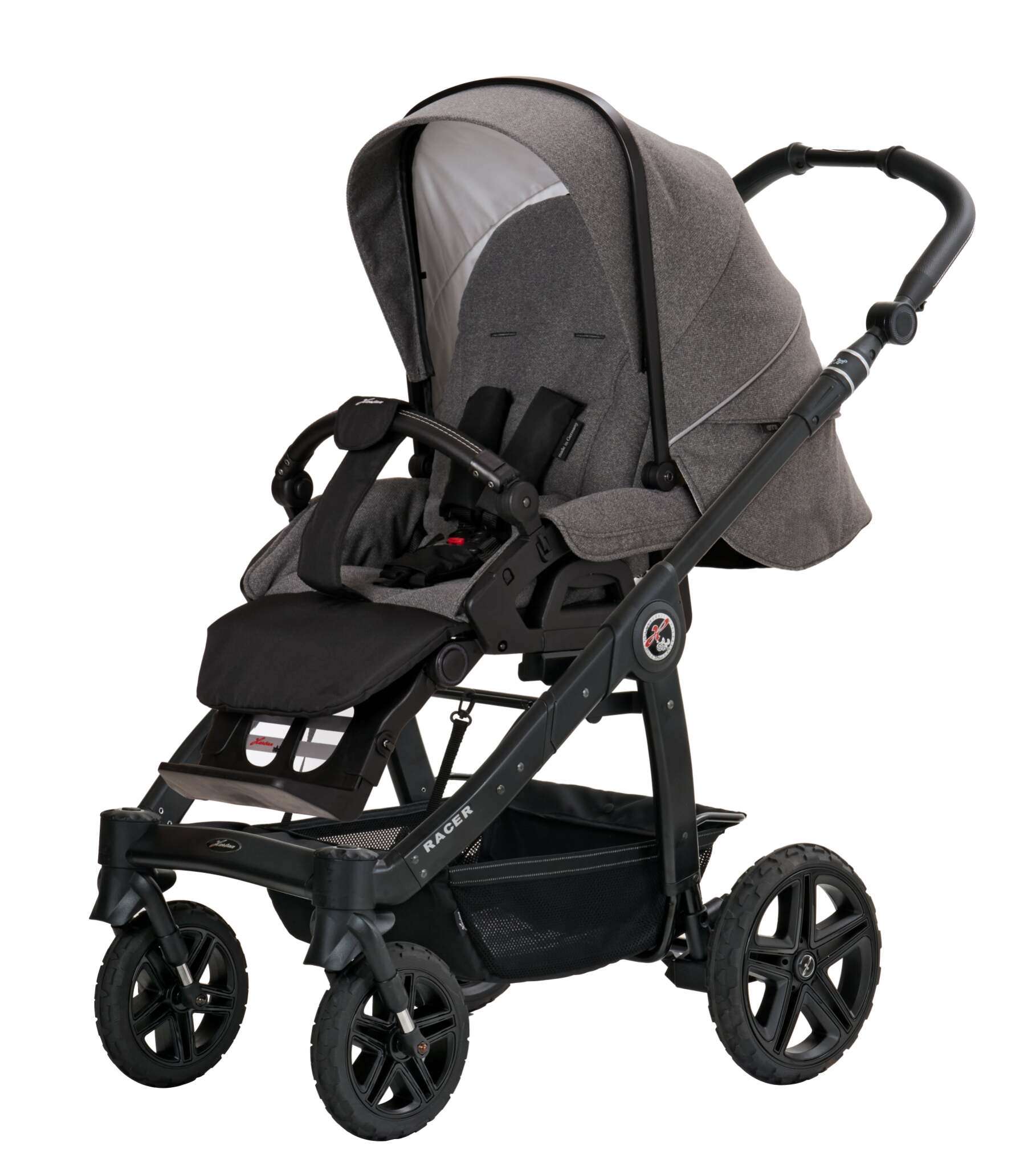 Racer GTS Sportwagen 902 / Stardust
Gestell Platin
Verdeck halb ausgeklappt
Gestell Platin
Schutzbügel und Handgriff schwarz
Schräge Vorderansicht