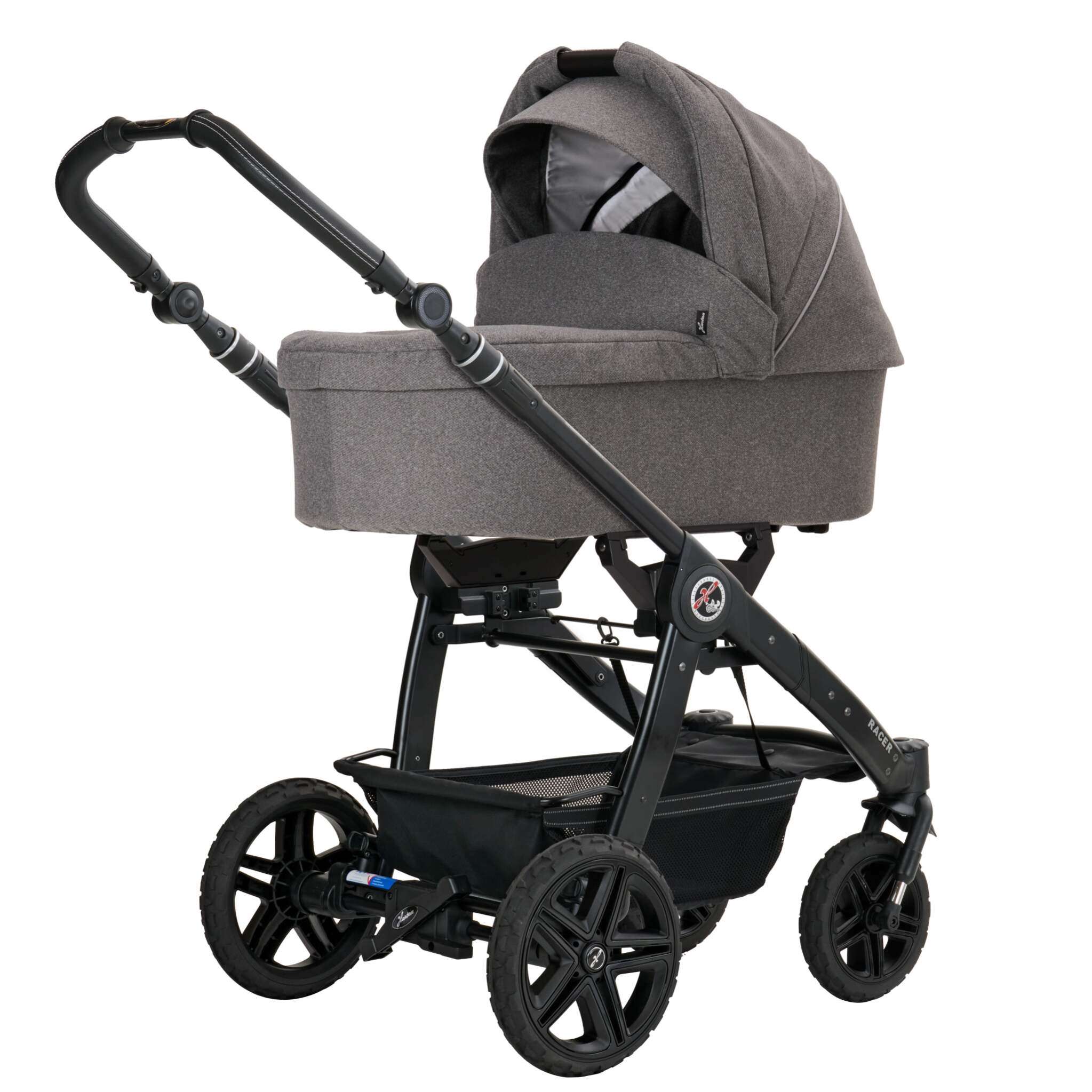 Racer GTS 902 / Stardust
+ Falttasche
Verdeck halb ausgeklappt
Gestell Platin
Handgriff schwarz
Schräge Vorderansicht