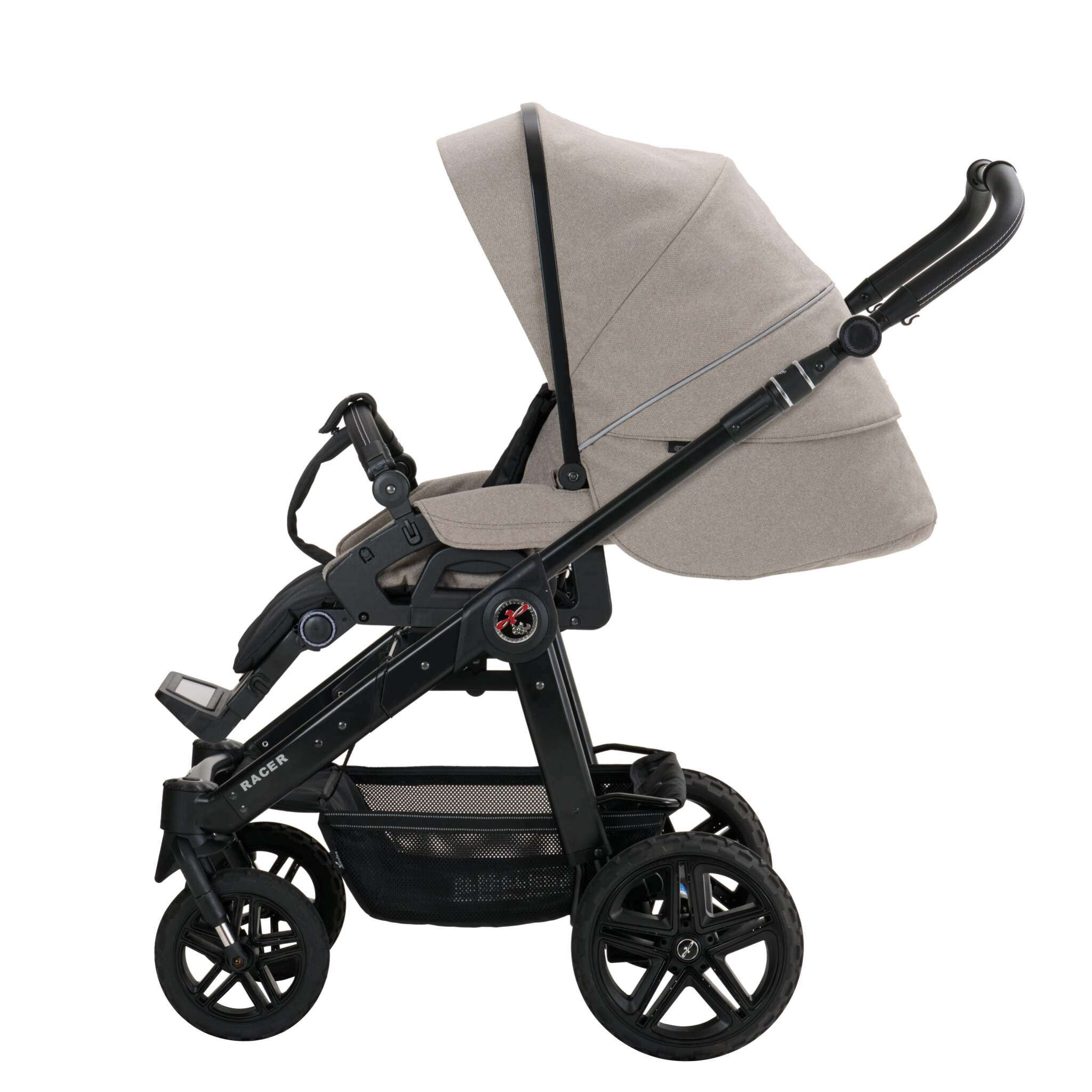 Racer GTS Sportwagen 906 / Classy Dots
Schutzbügel und Handgriff in schwarz
Gestell Platin
Verdeck halb ausgeklappt
Seitenansicht