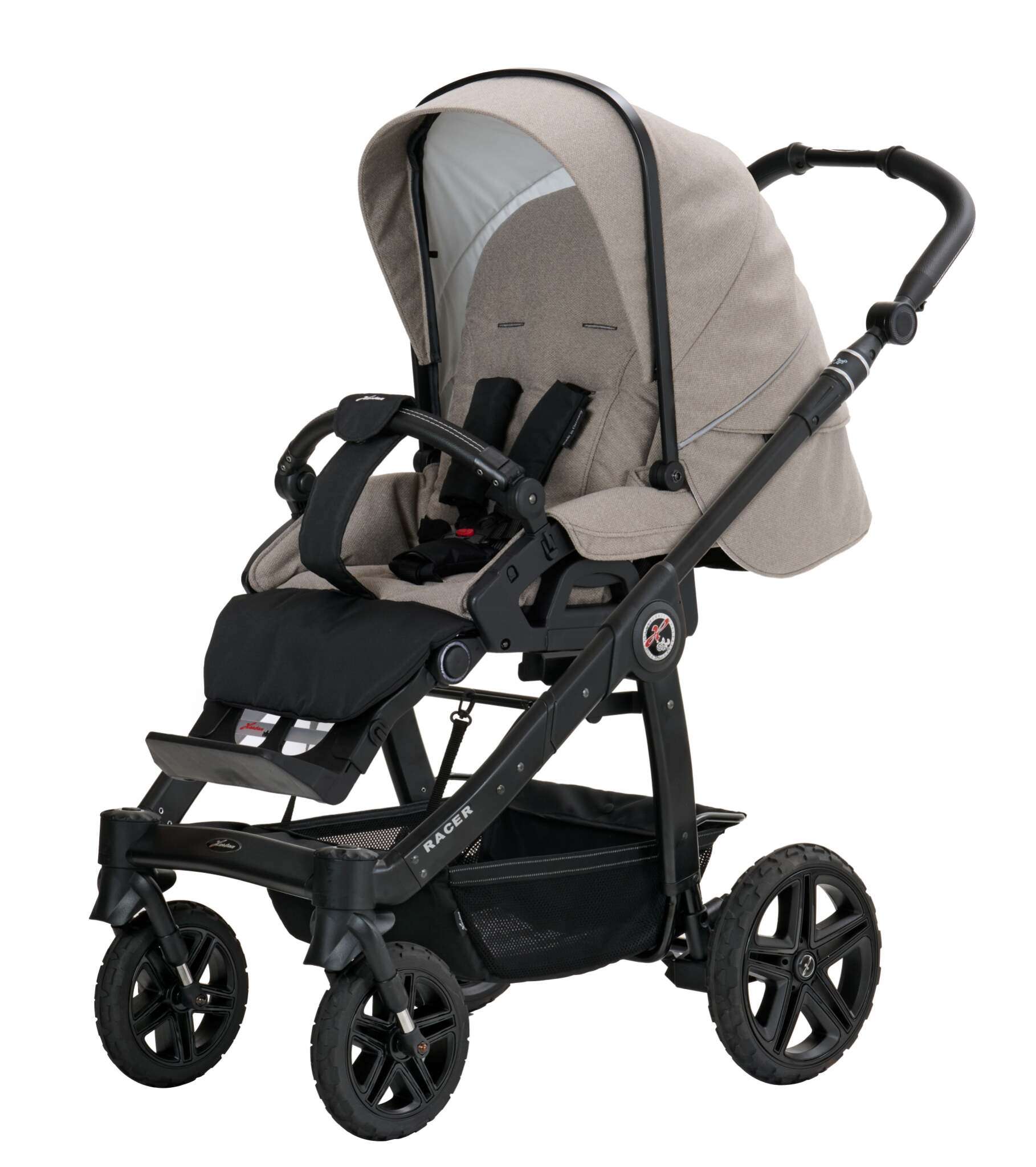 Racer GTS Sportwagen 906 / Classy Dots
Schutzbügel und Handgriff in schwarz
Gestell Platin
Verdeck halb ausgeklappt
Schräge Vorderansicht