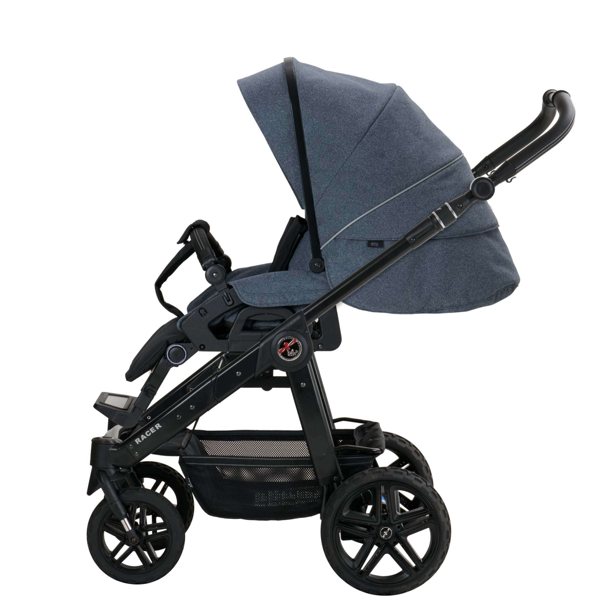 Racer GTS Sportwagen 908 / Bluestone
Schutzbügel und Handgriff in schwarz
Gestell Platin
Verdeck halb ausgeklappt
Seitenansicht