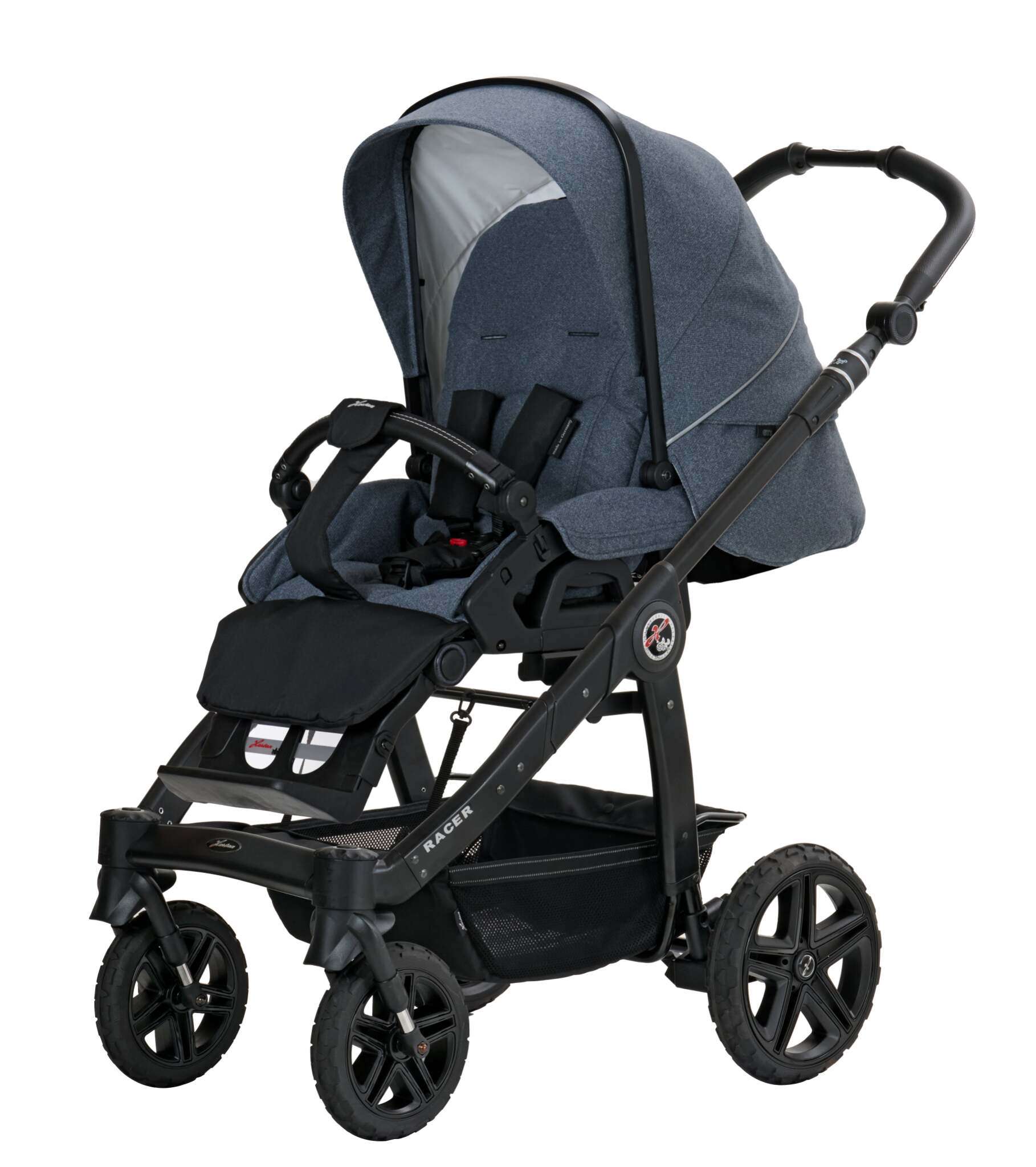 Racer GTS Sportwagen 908 / Bluestone
Schutzbügel und Handgriff in schwarz
Gestell Platin
Verdeck halb ausgeklappt
Schräge Vorderansicht