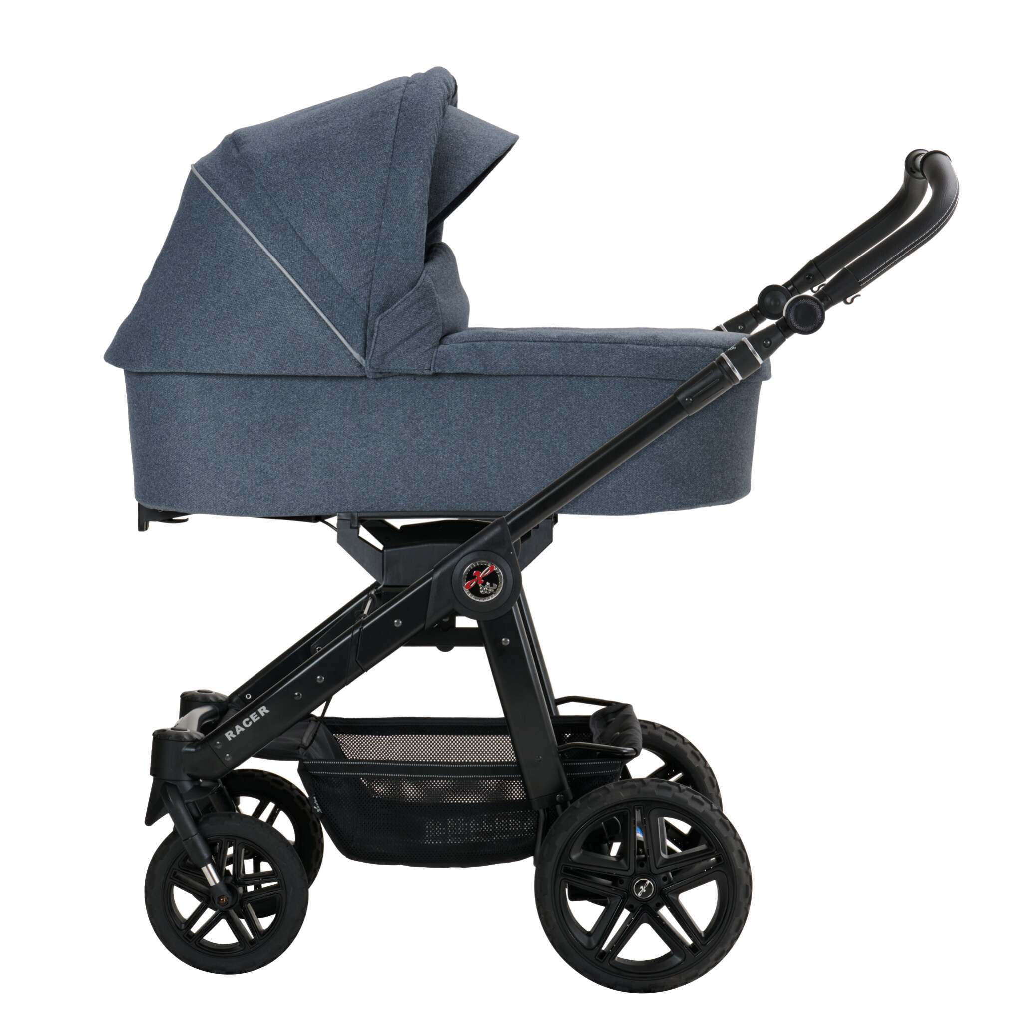 Racer GTS 908 / Bluestone
mit Falttasche
Handgriff in schwarz
Gestell Platin
Verdeck halb ausgeklappt
Seitenansicht