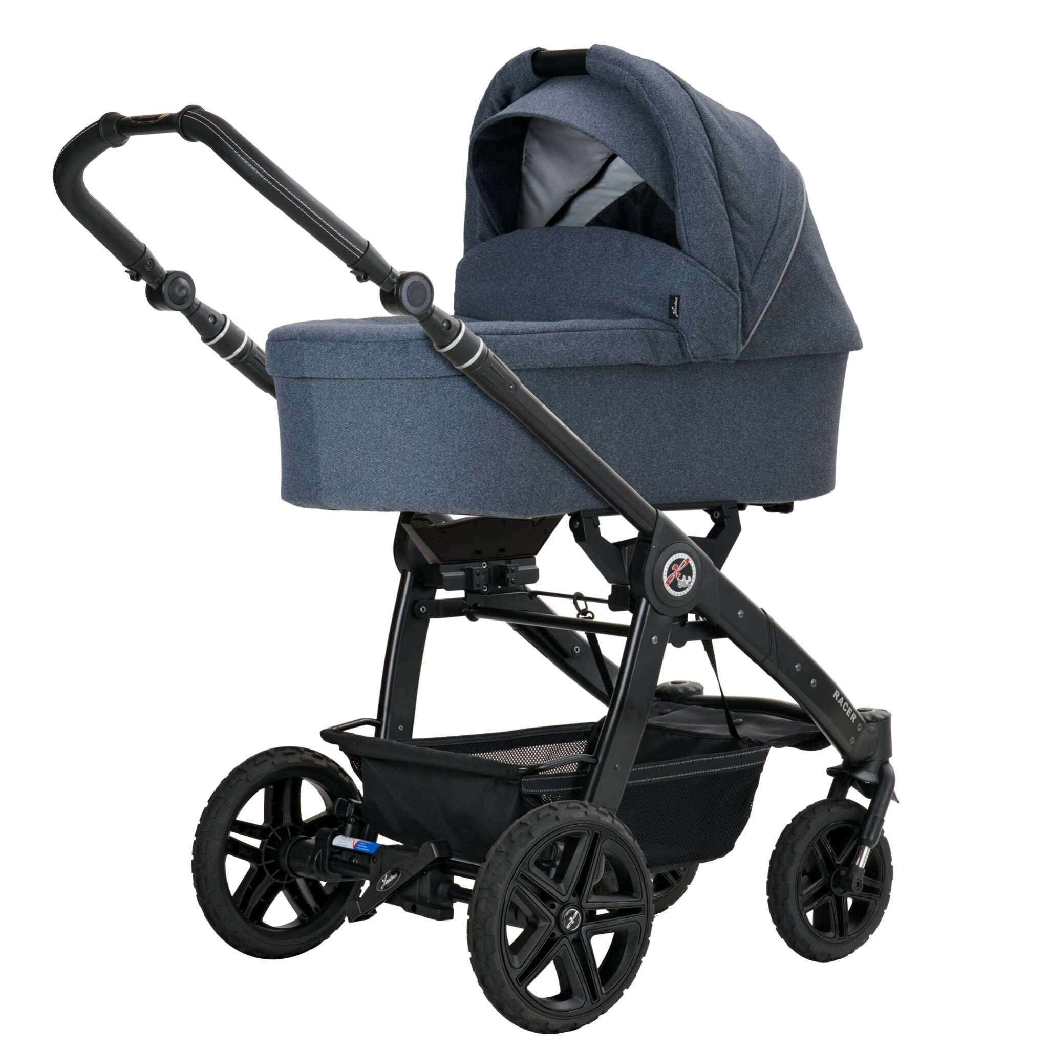 Racer GTS 908 / Bluestone
mit Falttasche
Handgriff in schwarz
Gestell Platin
Verdeck halb ausgeklappt
Schräge Vorderansicht