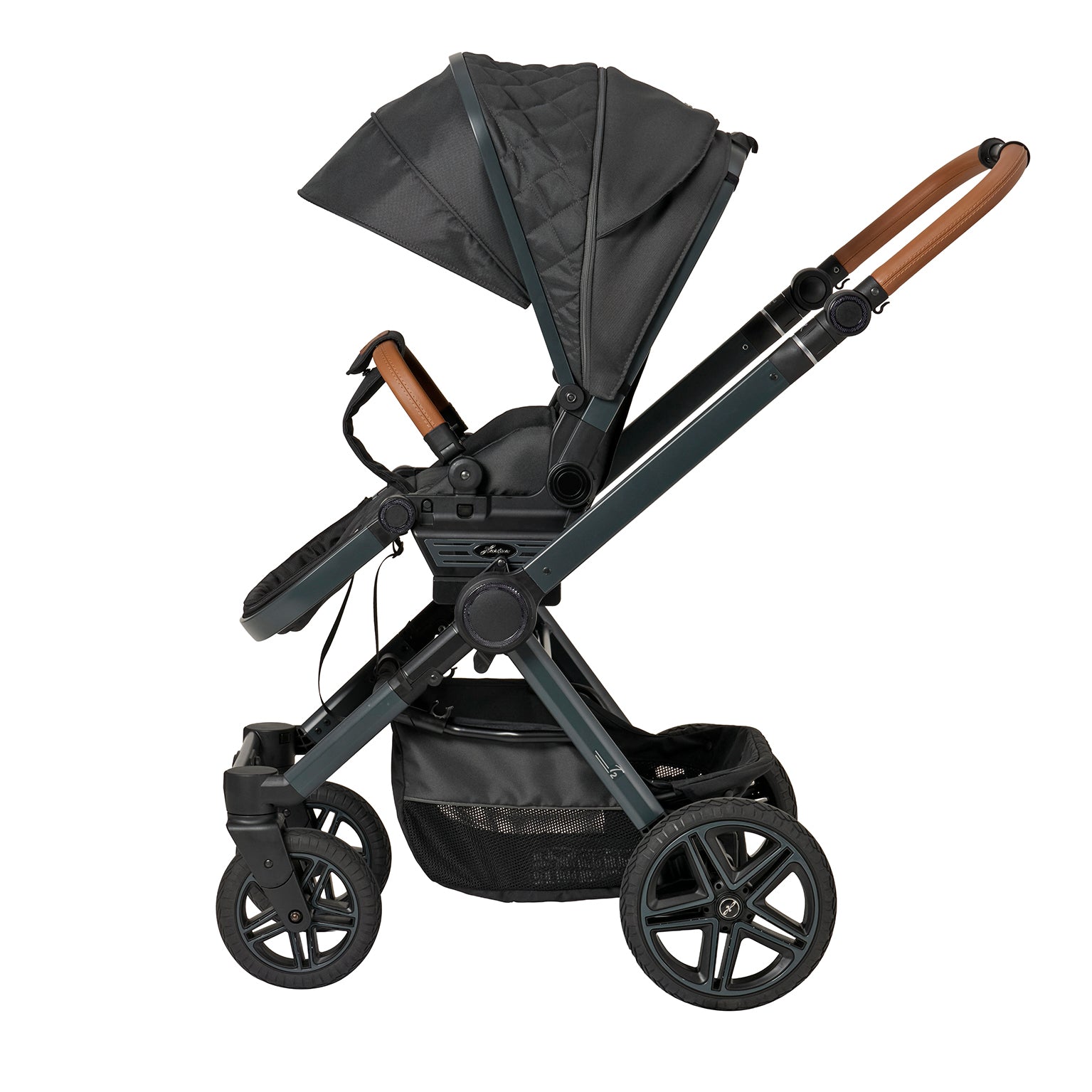 Kinderwagen in 605 / Walnut Grey mit verstellbarem Sportsitz und großem Sonnenverdeck.
Verdeck komplett ausgeklappt 
Schutzbügel und Handgriff in braunen Leder.
Gestell in Anthrazitgrau.
Seitenansicht.