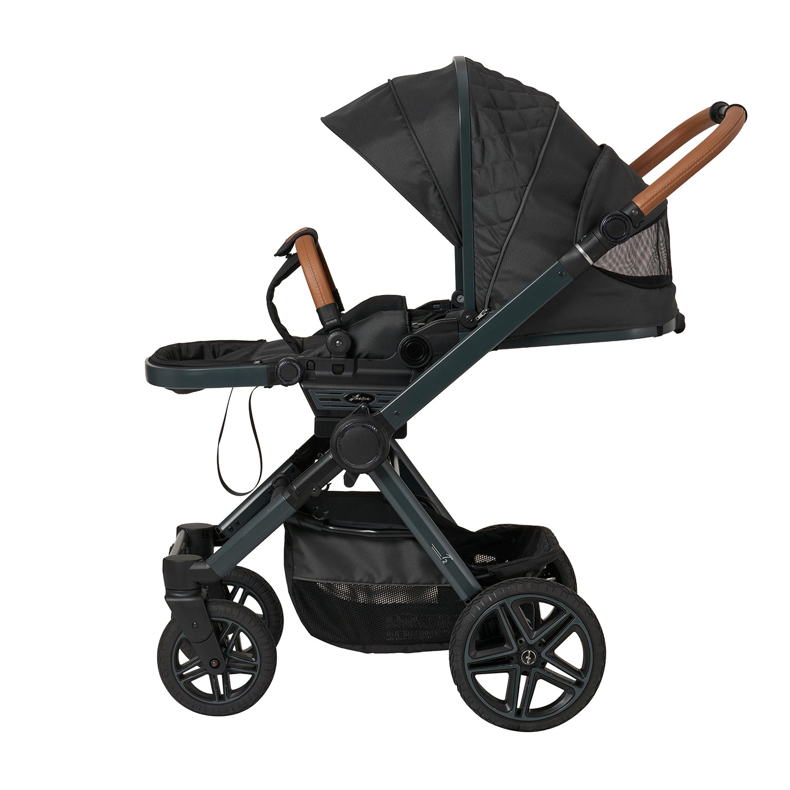 Kinderwagen in 605 / Walnut Grey mit verstellbarem Sportsitz und großem Sonnenverdeck.
Sportsitz in flacher Position gestellt.
Verdeck komplett ausgeklappt und mit geöffnetem Klimazonenfenster.
Schutzbügel und Handgriff in braunen Leder.
Gestell in Anthrazitgrau.
Seitenansicht.