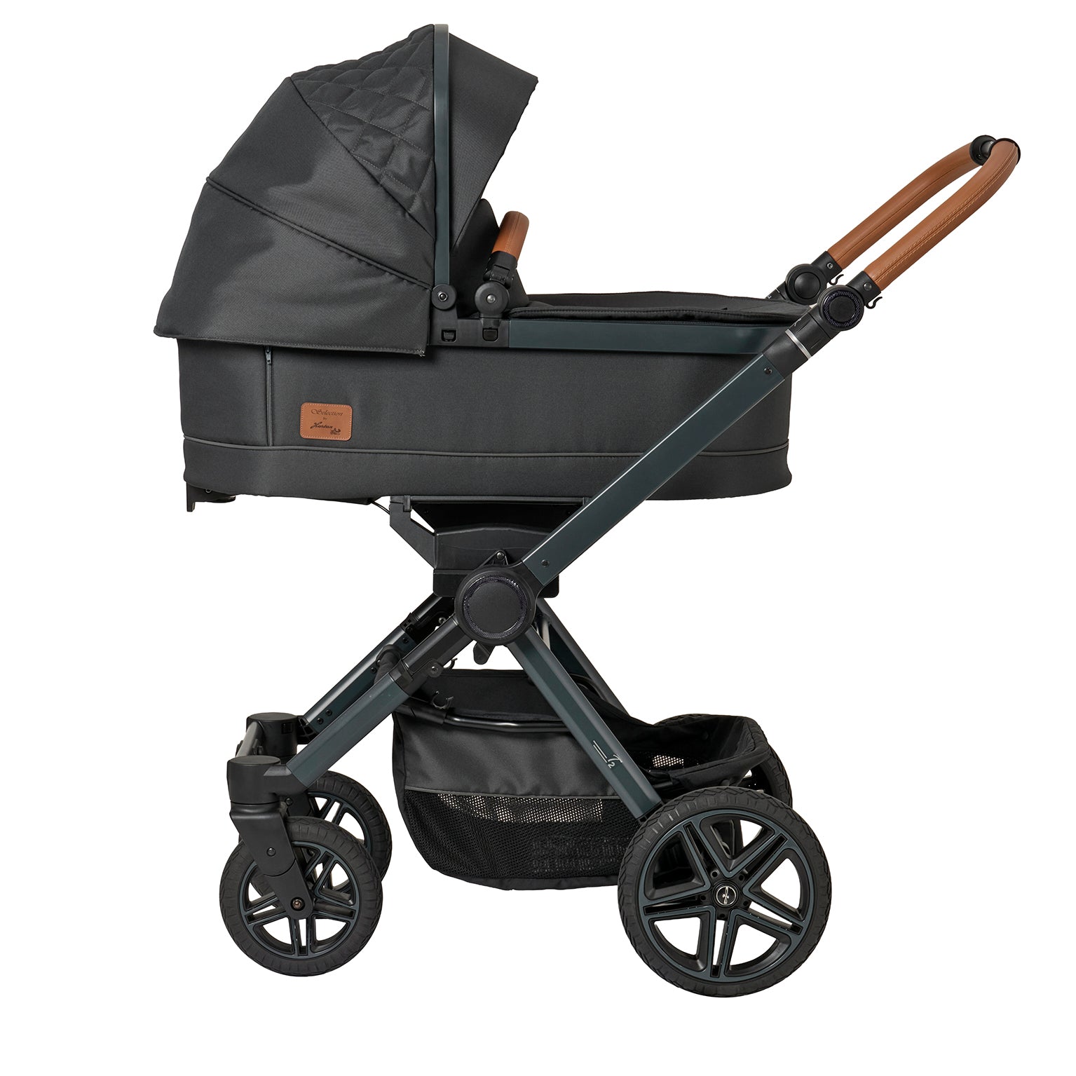 Kinderwagen in 605 / Walnut Grey mit Falttasche.
Verdeck halb ausgeklappt 
Schutzbügel und Handgriff in braunen Leder.
Gestell in Anthrazitgrau.
Seitenansicht.