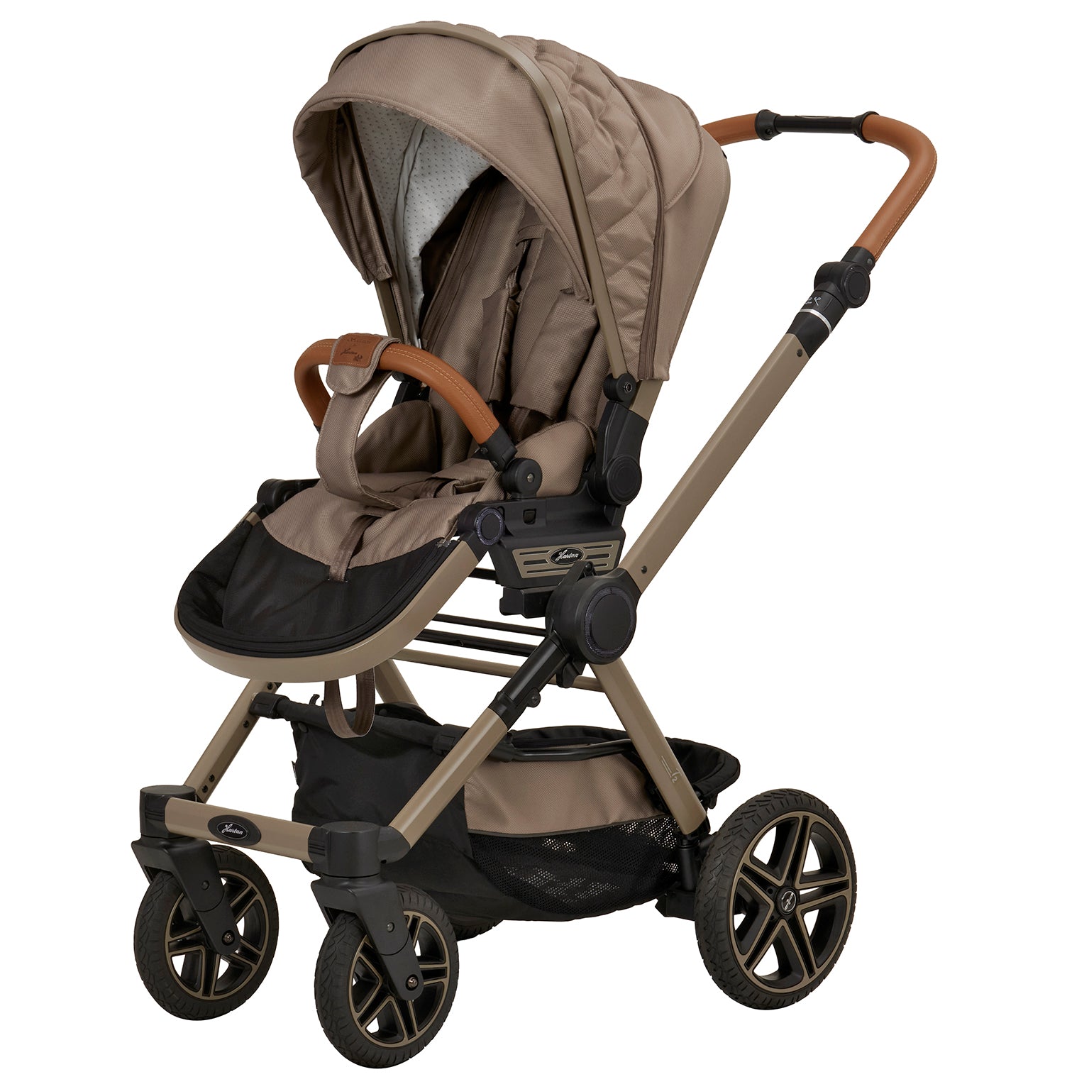 Kinderwagen in 606 / Hazel mit verstellbarem Sportsitz und großem Sonnenverdeck.
Verdeck halb ausgeklappt 
Schutzbügel und Handgriff in braunen Leder.
Gestell in Beigegrau.
Schräge Vorderansicht.