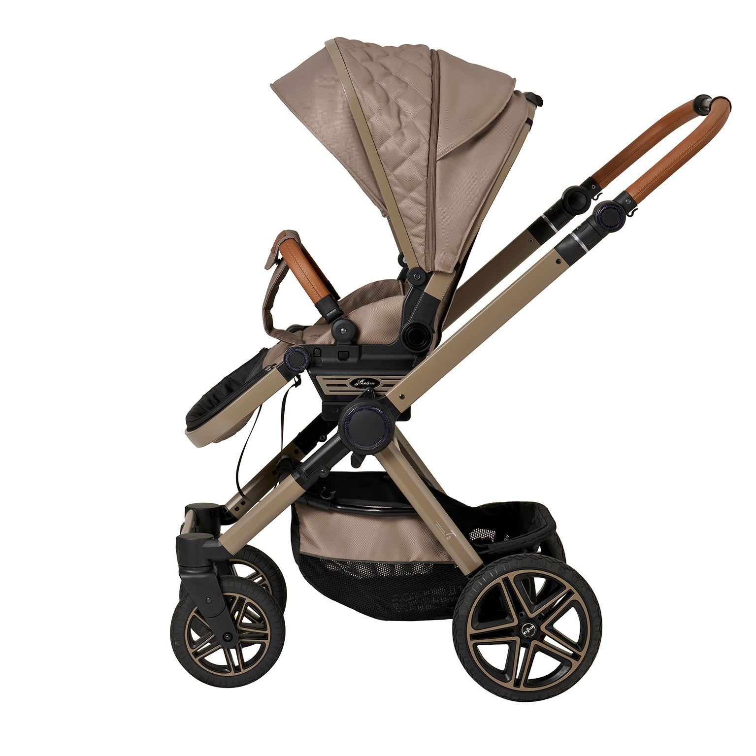 Kinderwagen in 606 / Hazel mit verstellbarem Sportsitz und großem Sonnenverdeck.
Verdeck halb ausgeklappt 
Schutzbügel und Handgriff in braunen Leder.
Gestell in Beigegrau.
Seitenansicht.