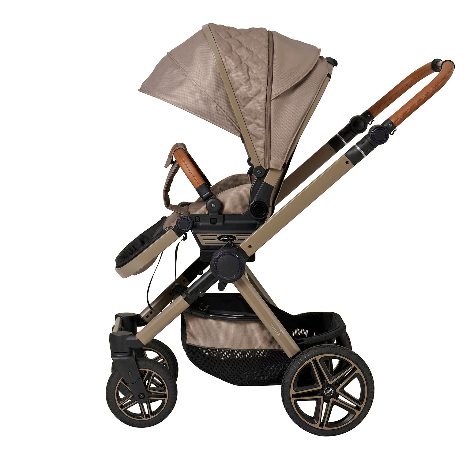 Kinderwagen in 606 / Hazel mit verstellbarem Sportsitz und großem Sonnenverdeck.
Verdeck komplett ausgeklappt 
Schutzbügel und Handgriff in braunen Leder.
Gestell in Beigegrau.
Seitenansicht.