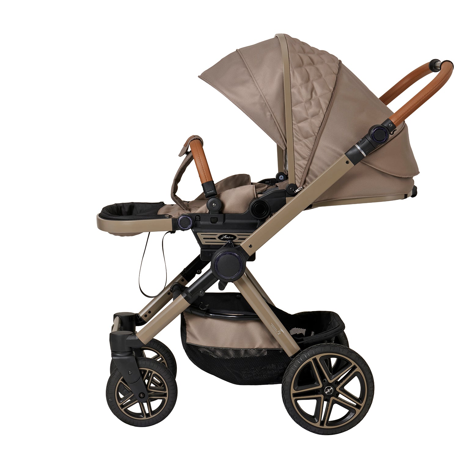 Kinderwagen in 606 / Hazel mit verstellbarem Sportsitz und großem Sonnenverdeck.
Verdeck komplett ausgeklappt 
Sportsitz in flacher Position.
Schutzbügel und Handgriff in braunen Leder.
Gestell in Beigegrau.
Seitenansicht.