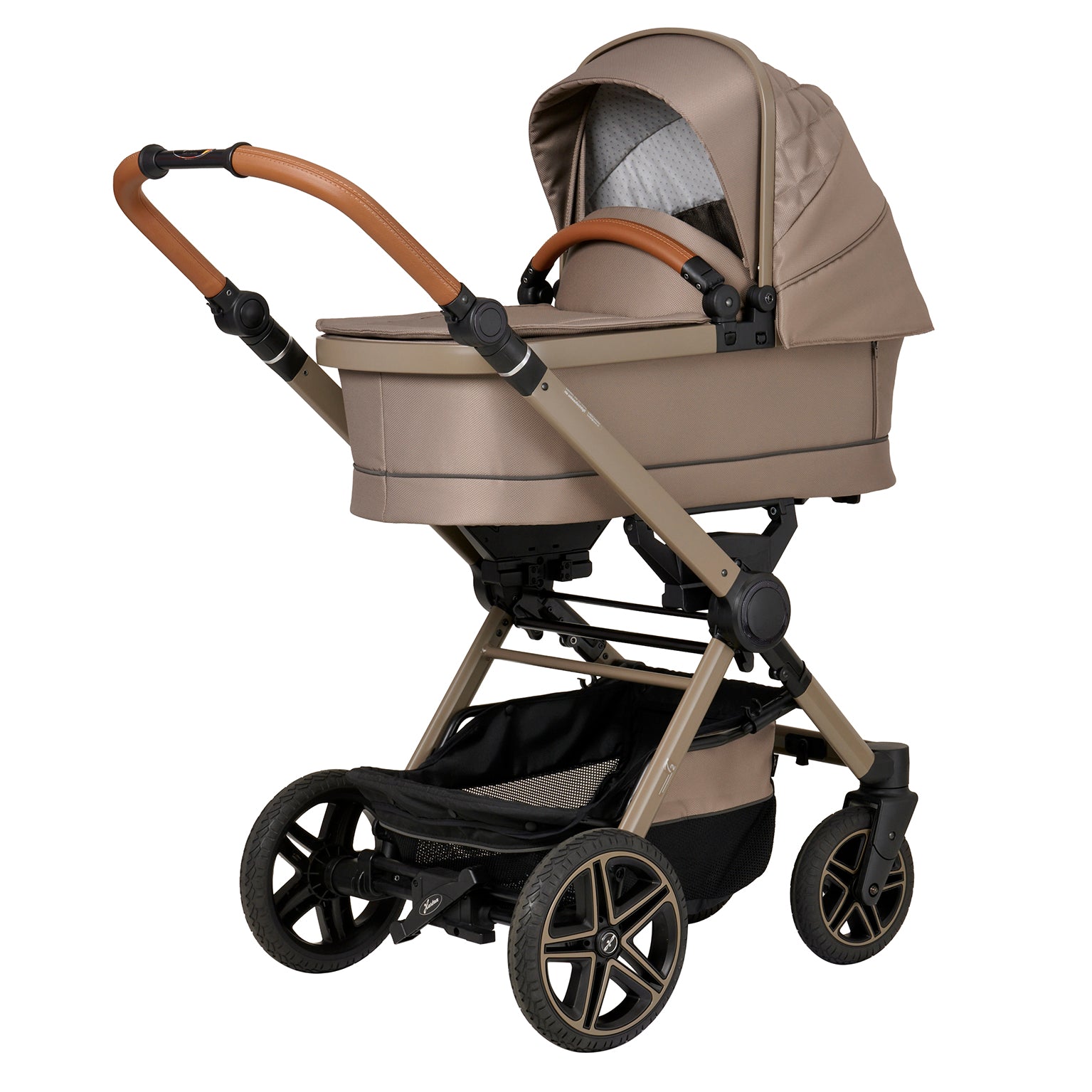 Kinderwagen in 606 / Hazel mit Falttasche.
Verdeck halb ausgeklappt 
Schutzbügel und Handgriff in braunen Leder.
Gestell in Beigegrau.
Schräge Vorderansicht.
