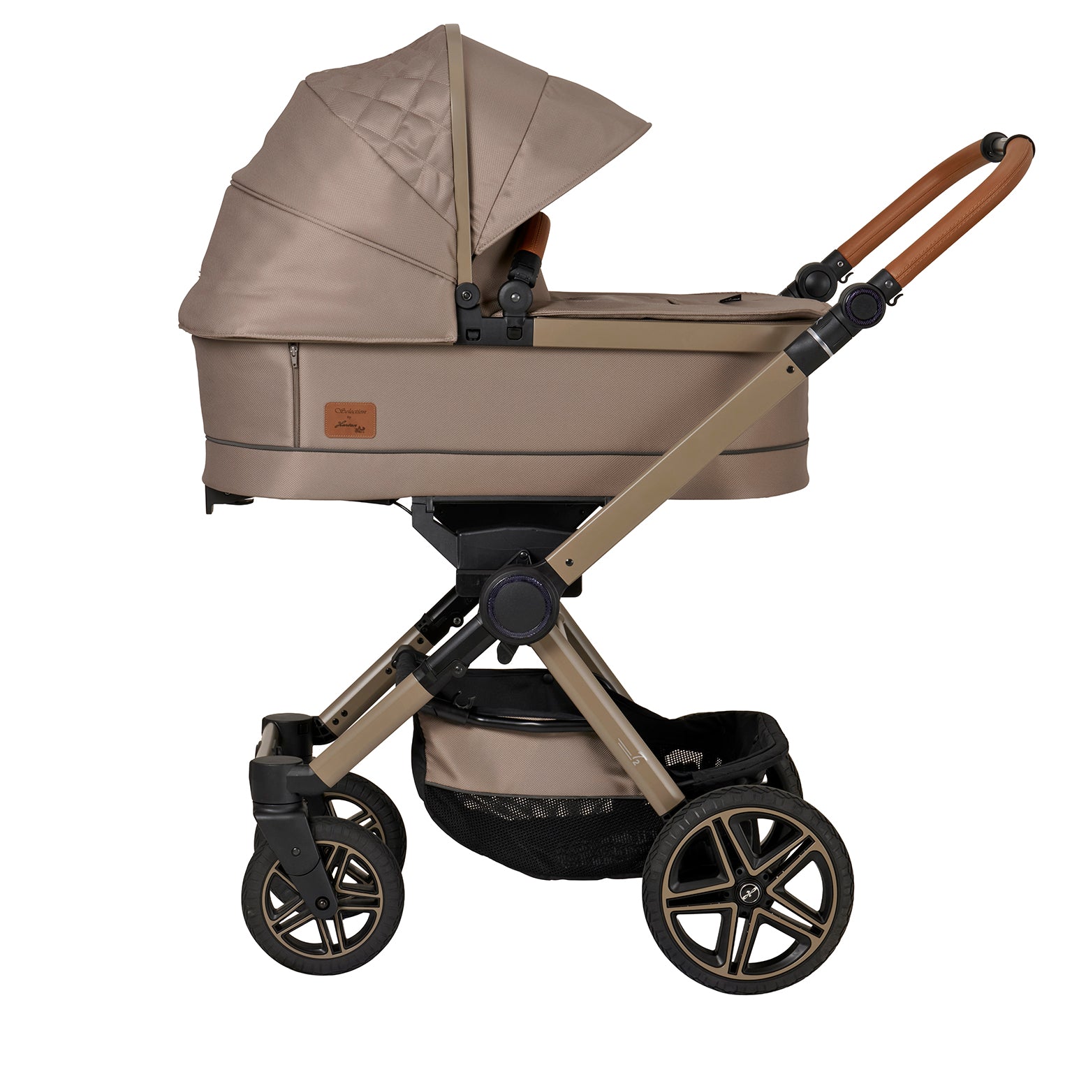 Kinderwagen in 606 / Hazel mit Falttasche.
Verdeck komplett ausgeklappt 
Schutzbügel und Handgriff in braunen Leder.
Gestell in Beigegrau.
Seitenansicht.