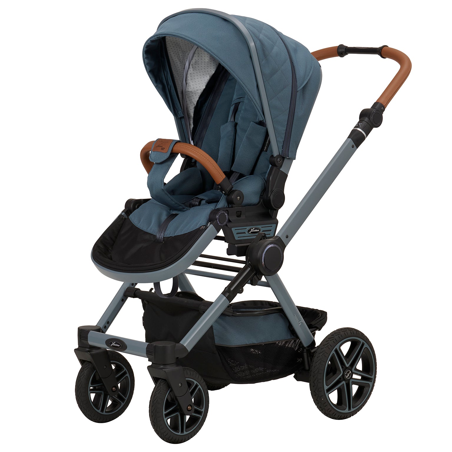 Kinderwagen in 607 /Butterfly Pea mit verstellbarem Sportsitz und großem Sonnenverdeck.
Verdeck halb ausgeklappt 
Schutzbügel und Handgriff in braunen Leder.
Gestell in Blaugrau.
Schräge Vorderansicht.