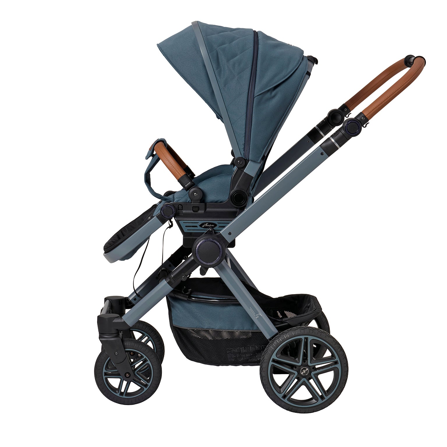 Kinderwagen in 607 /Butterfly Pea mit verstellbarem Sportsitz und großem Sonnenverdeck.
Verdeck halb ausgeklappt 
Schutzbügel und Handgriff in braunen Leder.
Gestell in Blaugrau.
Seitenansicht.